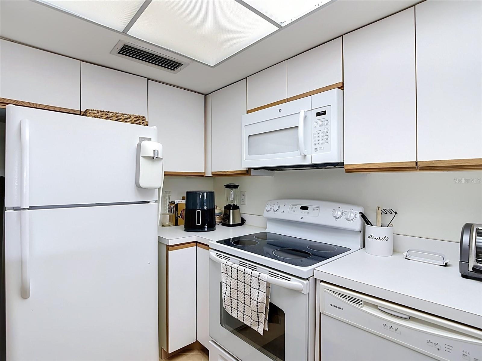 5925 Trailwinds Dr #925 Property Photo 15