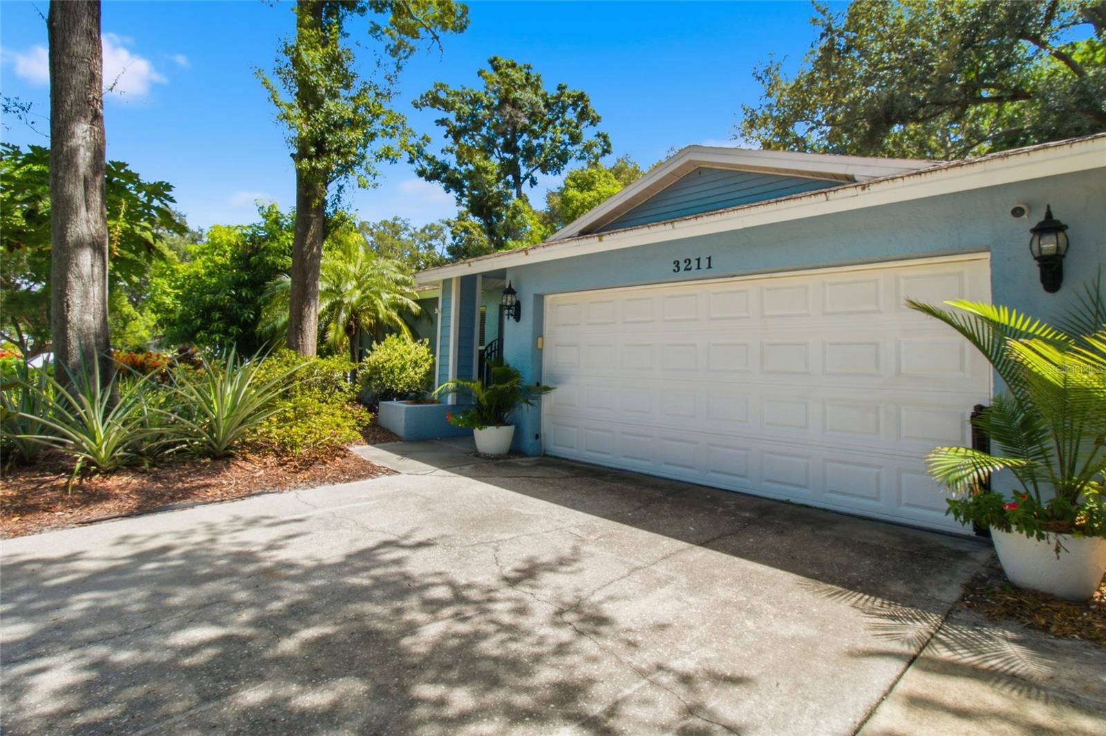 3211 Coventry N Property Photo 4