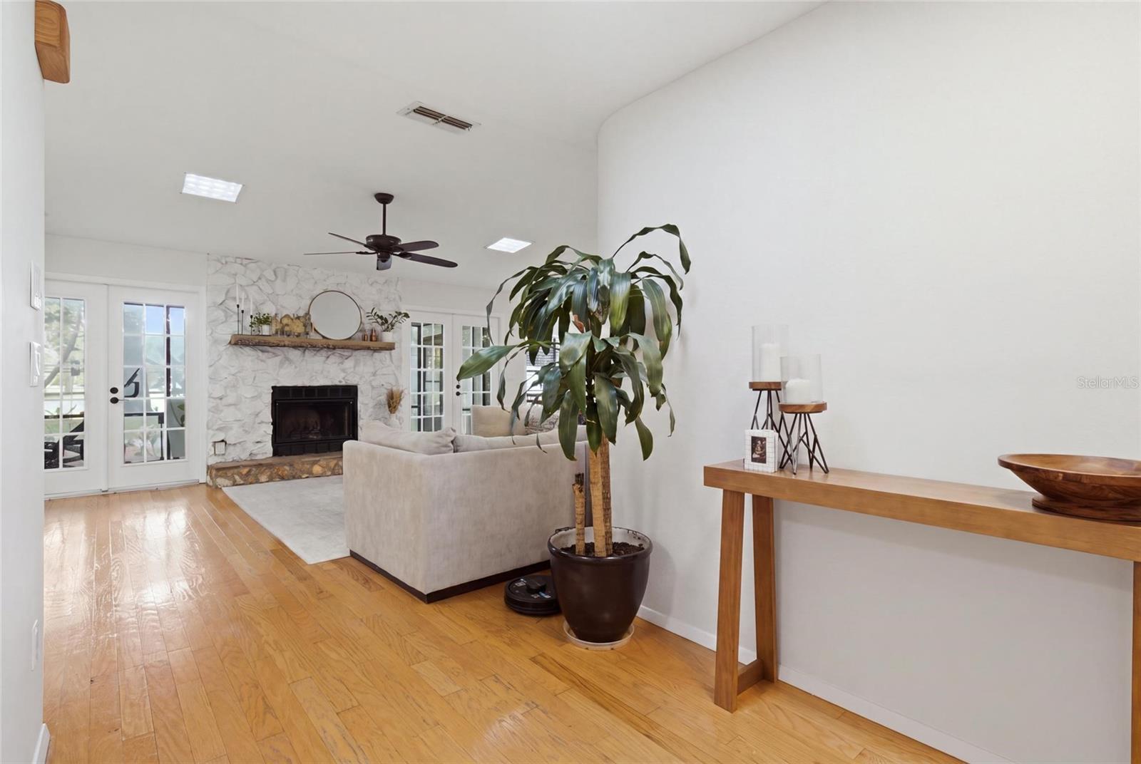 3211 Coventry N Property Photo 5