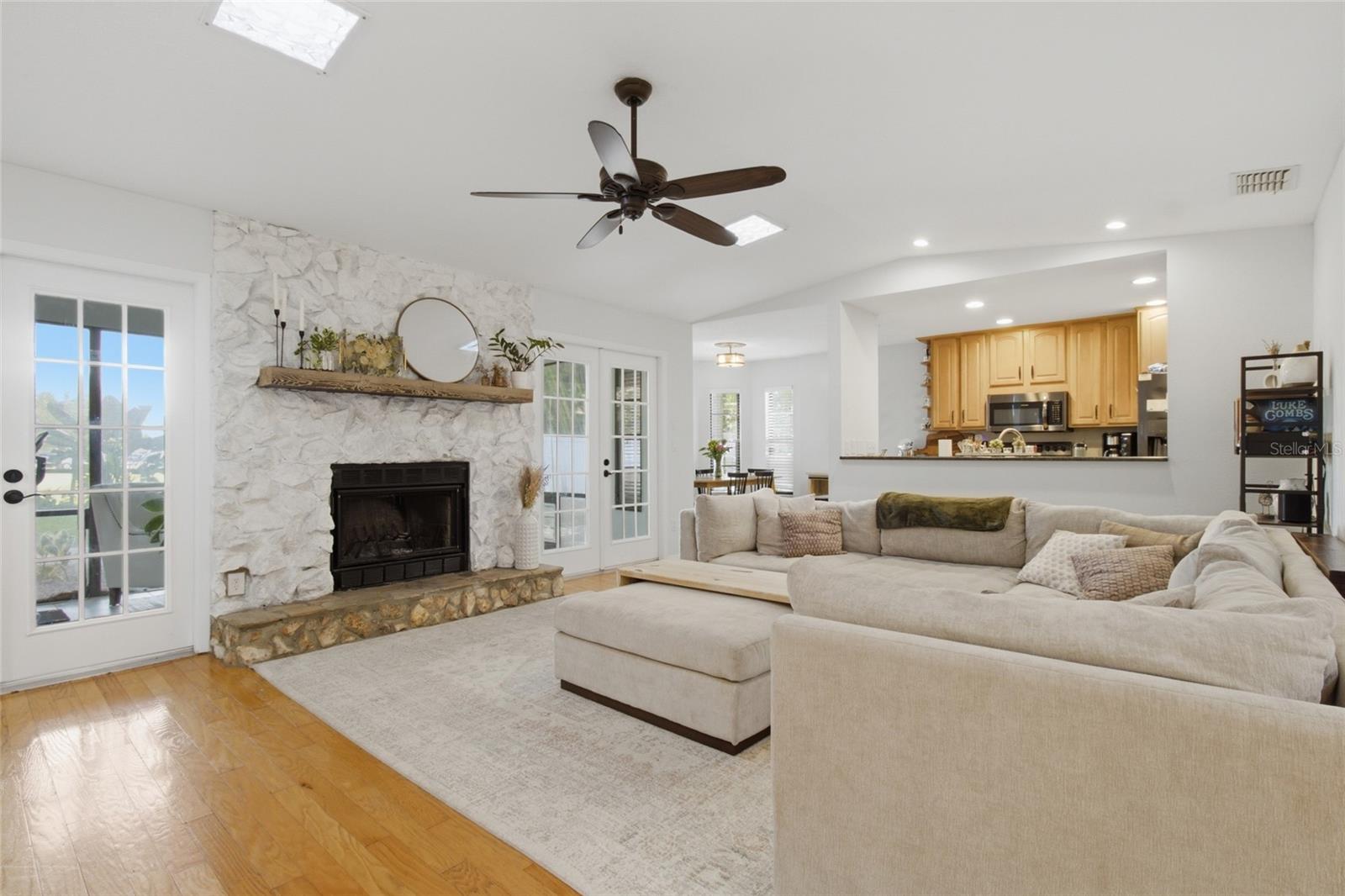 3211 Coventry N Property Photo 6