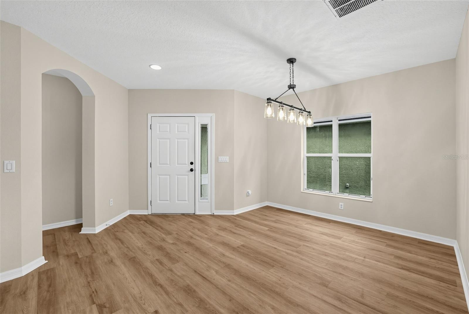 7876 Carriage Pointe Dr Property Photo 5