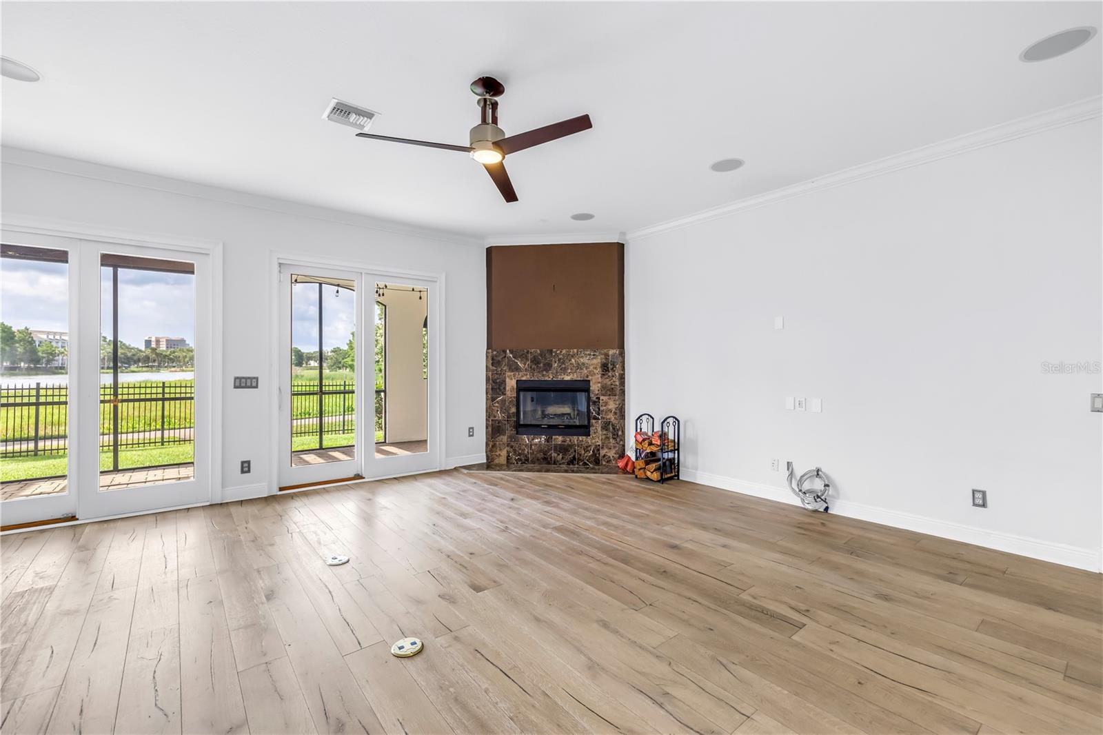 651 Saxony Blvd Property Photo 3
