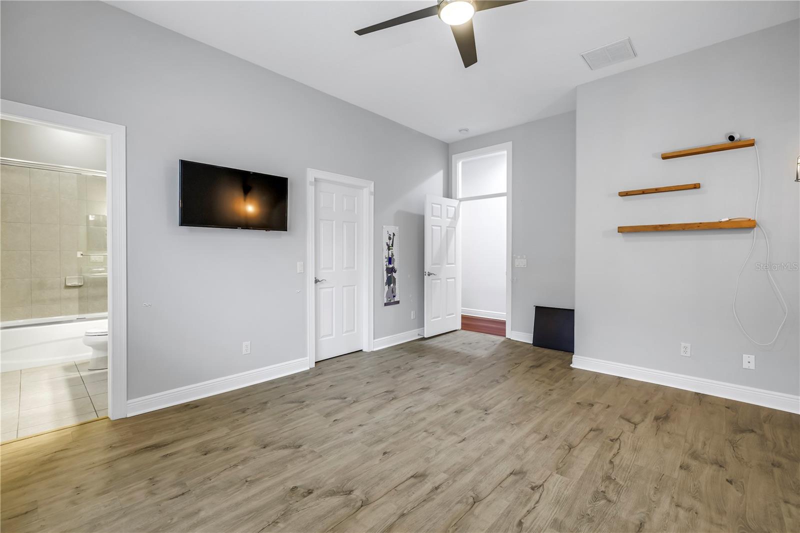 651 Saxony Blvd Property Photo 27