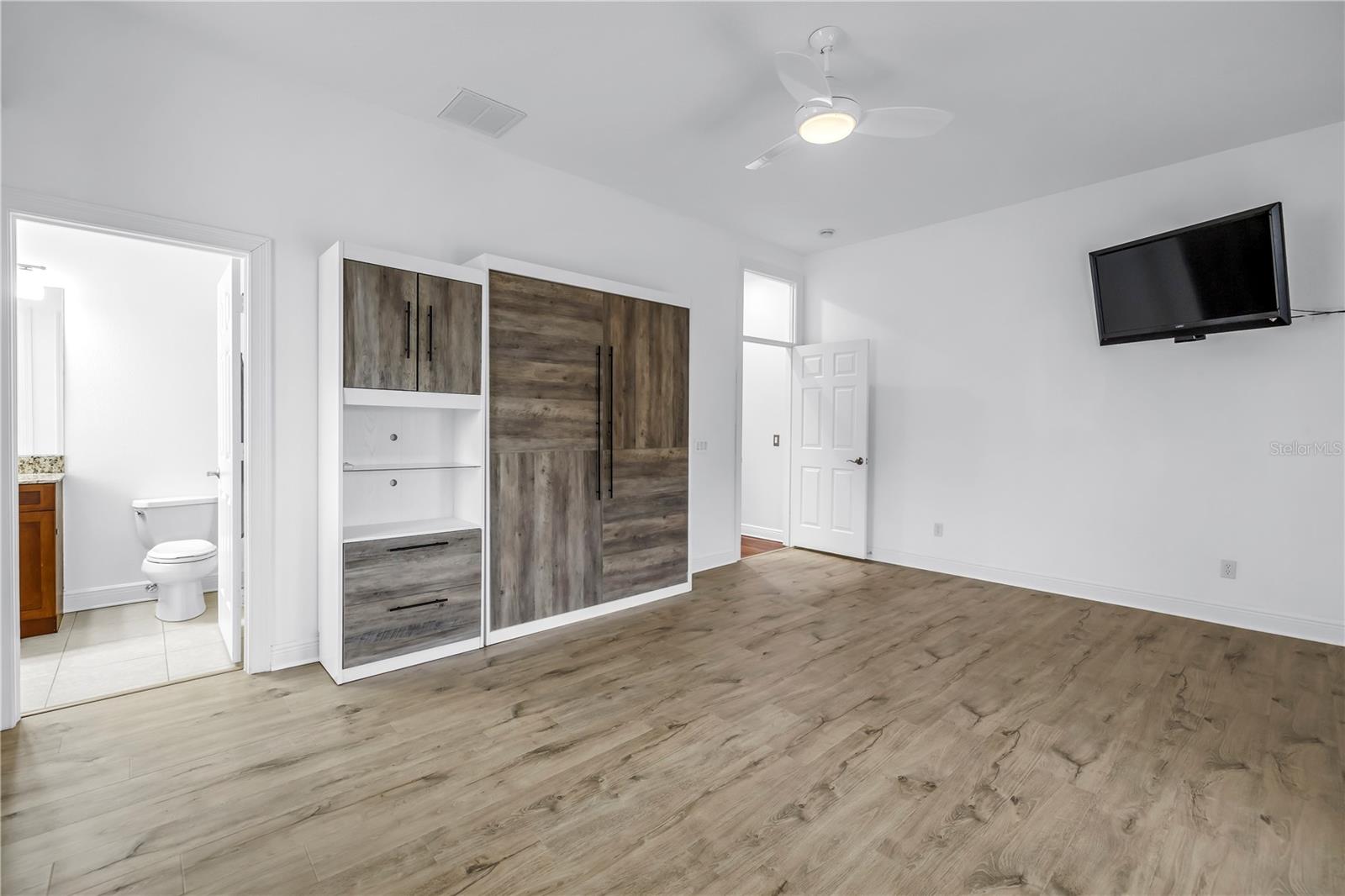 651 Saxony Blvd Property Photo 31