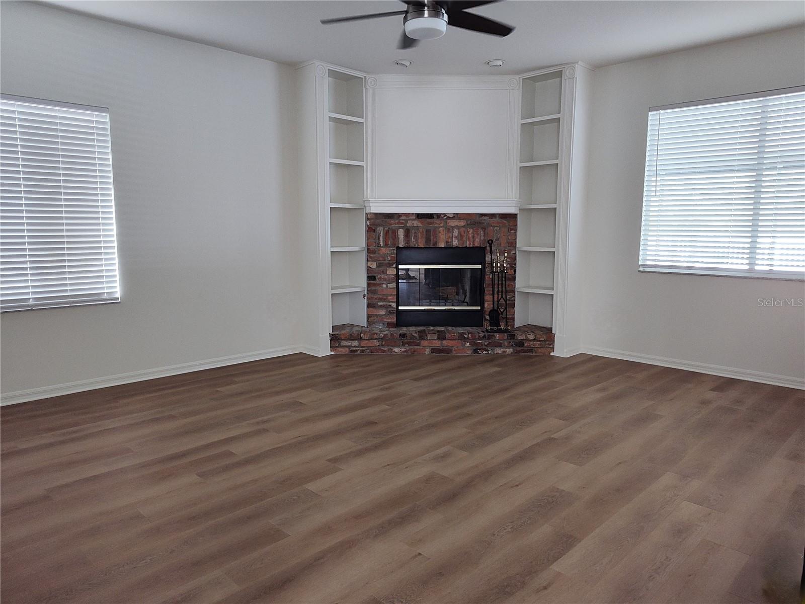 27536 Breakers Dr Property Photo 4