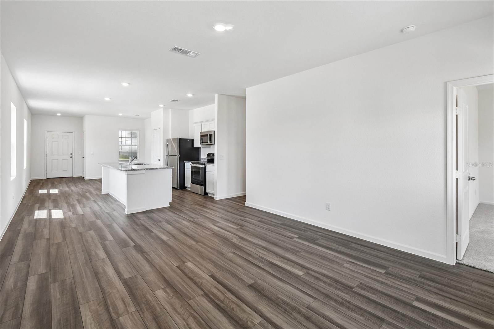TB8545934 Property Photo 3