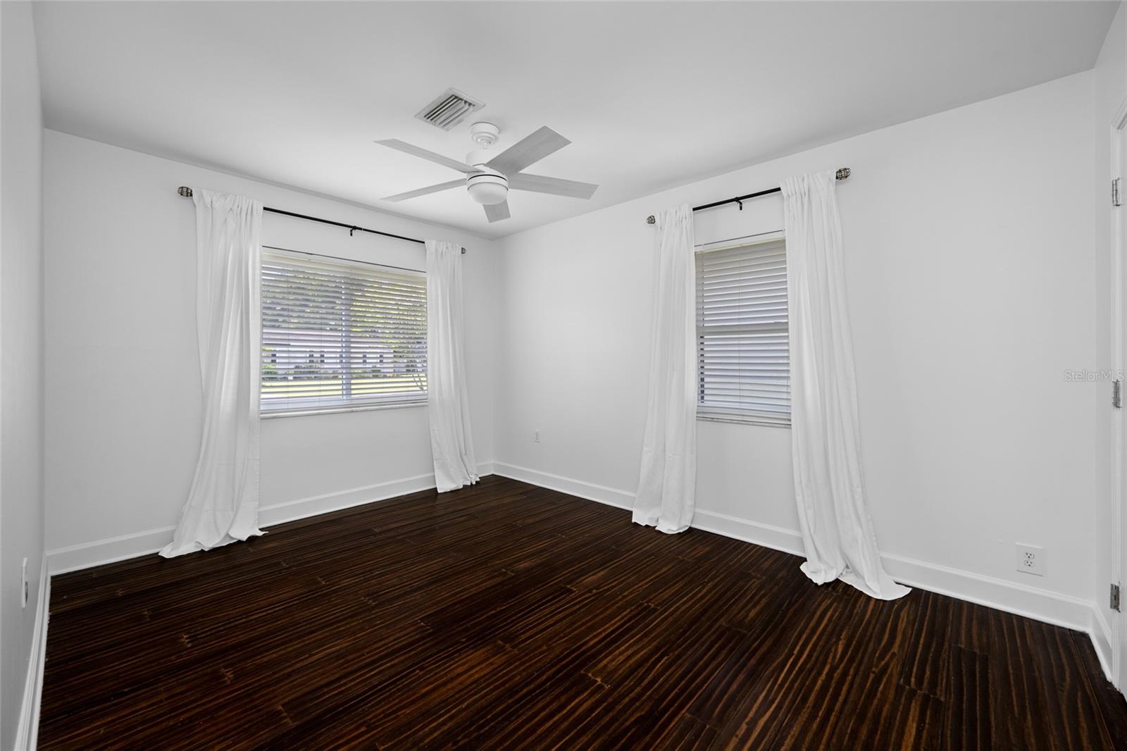2121 W Farwell Dr Property Photo 24