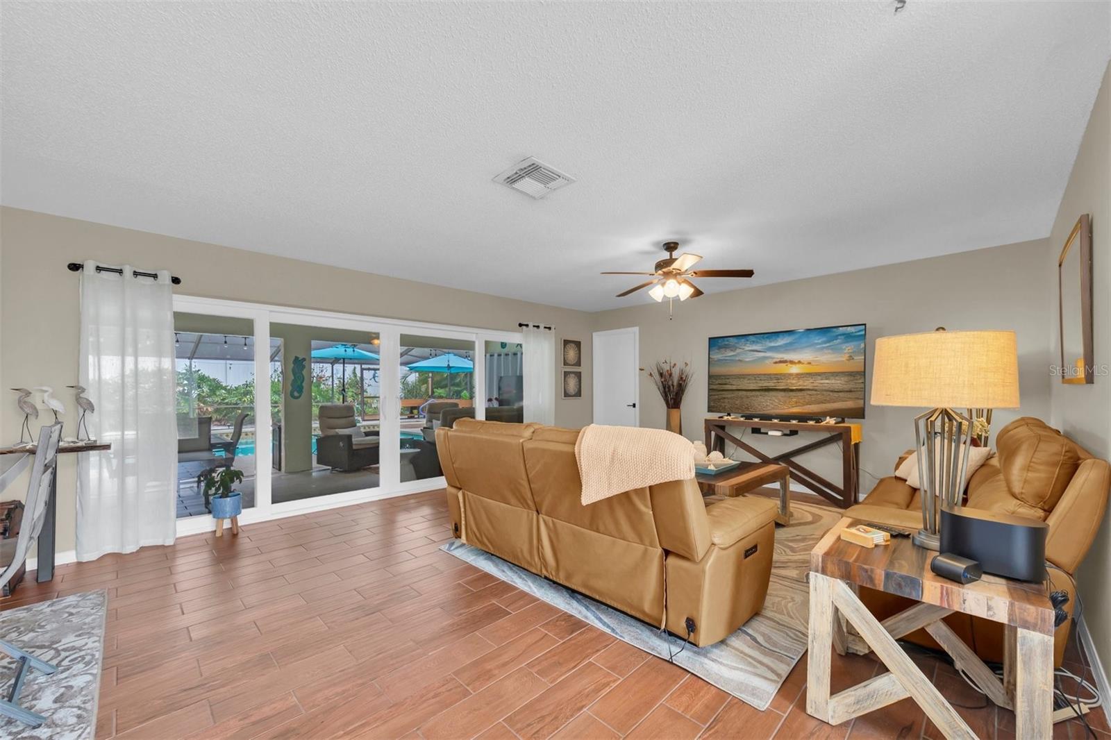 207 Amesbury Cir Property Photo 4