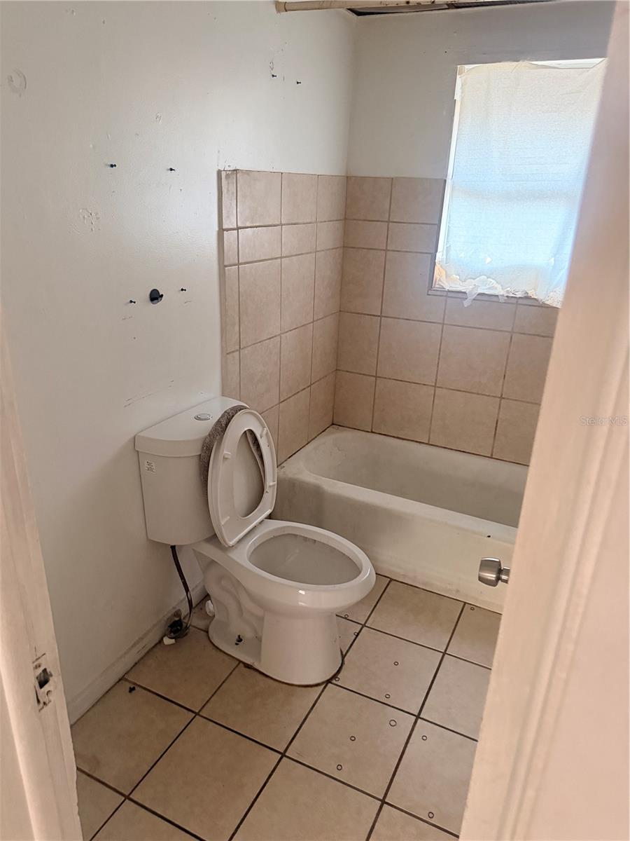 1110 Carlton St Property Photo 9