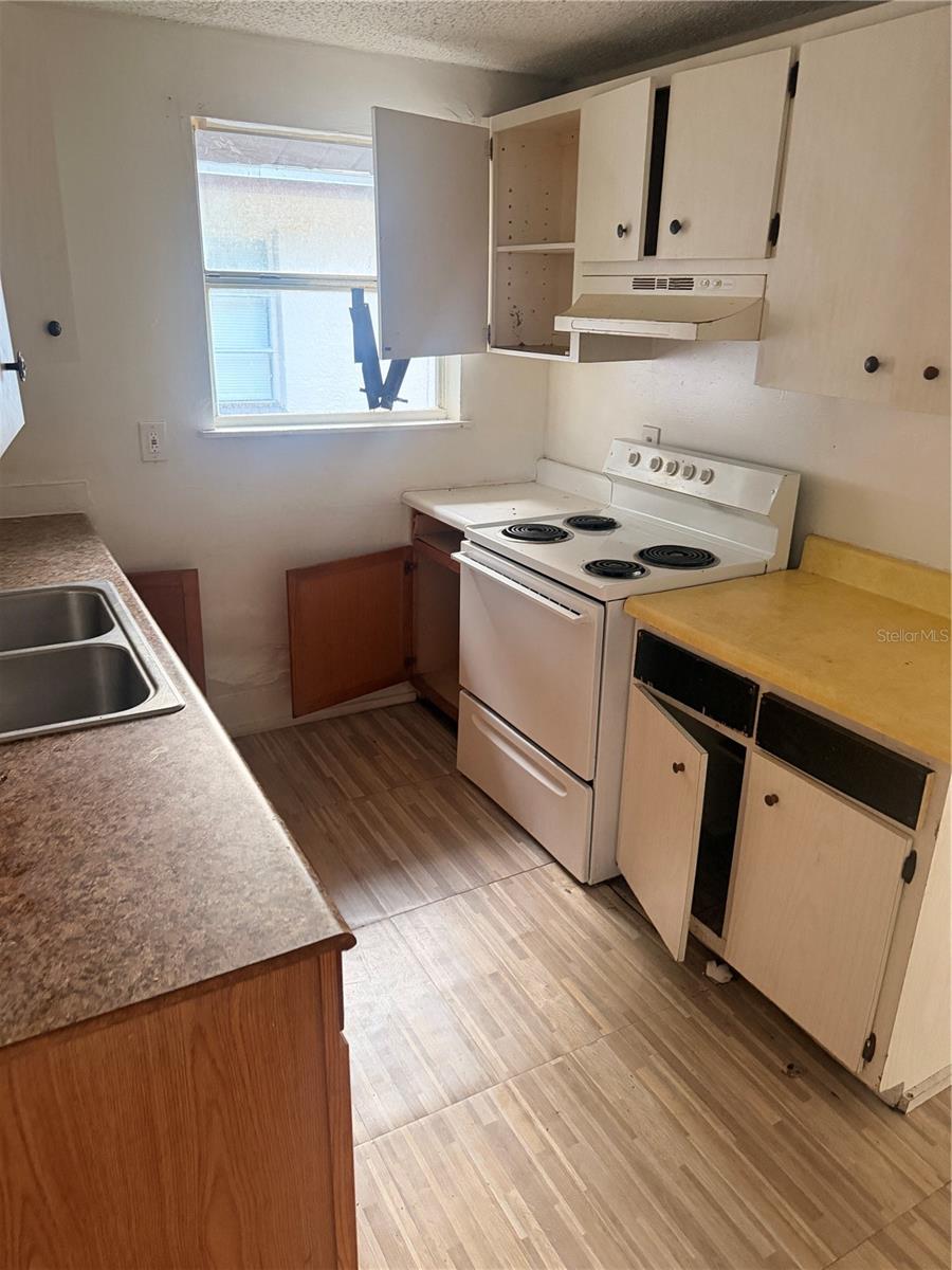 1110 Carlton St Property Photo 13
