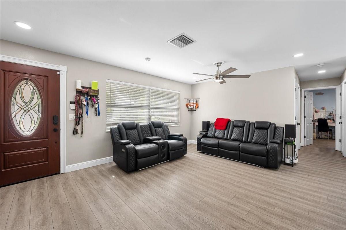 490 E Lake Dr Property Photo 5