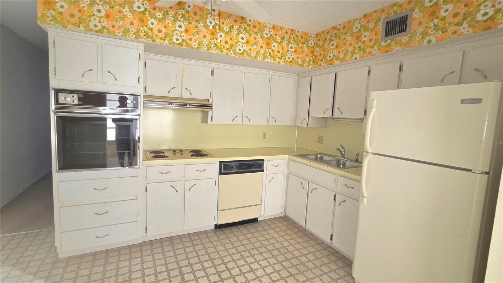 2402 Ecuadorian Way #48 Property Photo 2