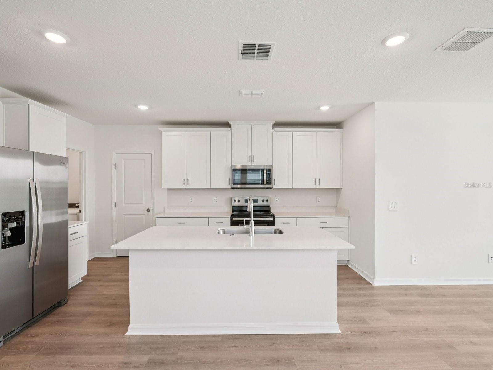 1548 Brekey Way Property Photo 4