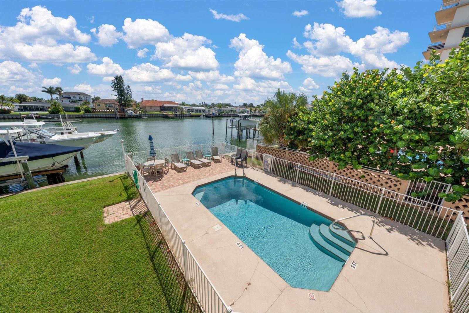 301 Island Way #e Property Photo 3