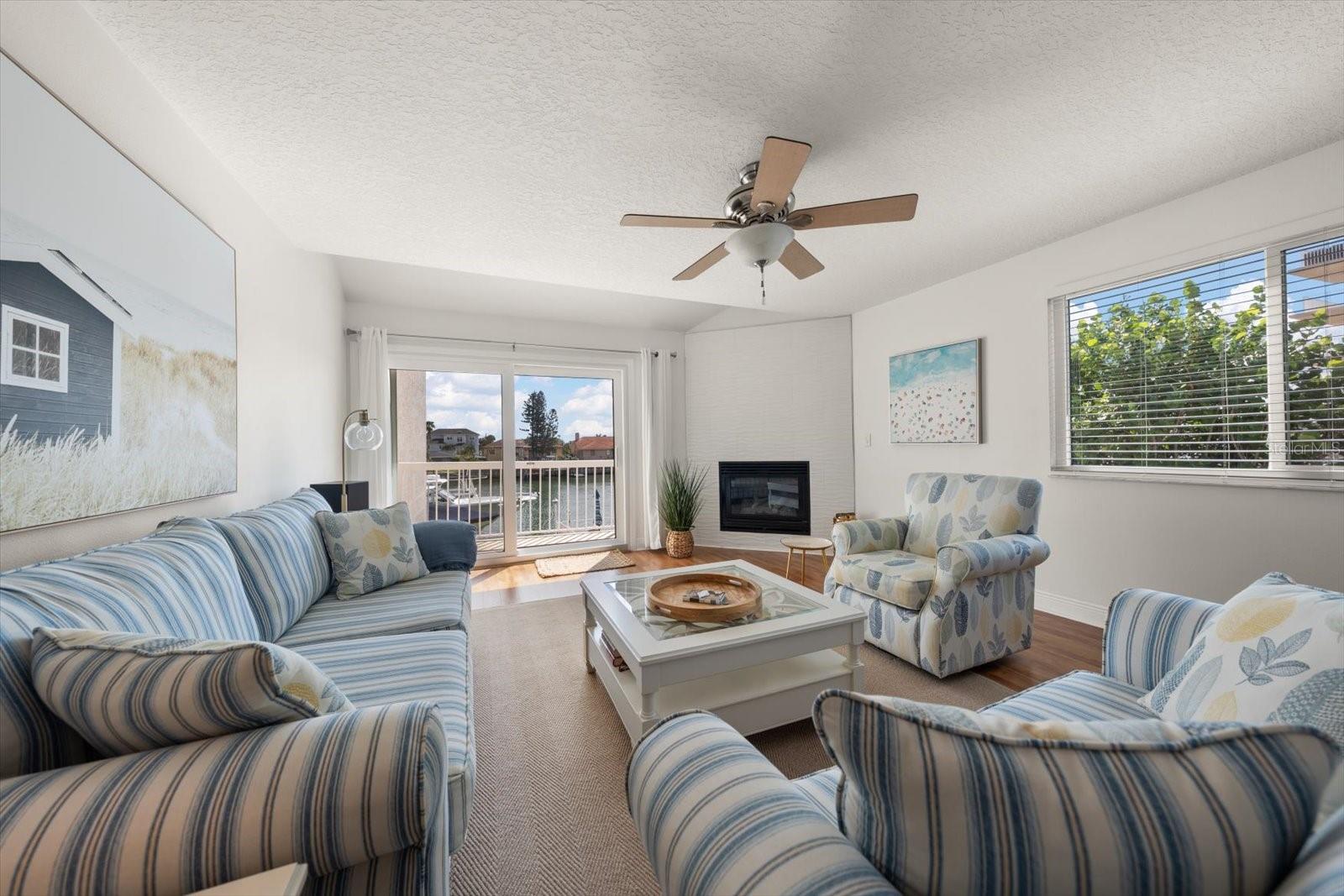 301 Island Way #e Property Photo 4