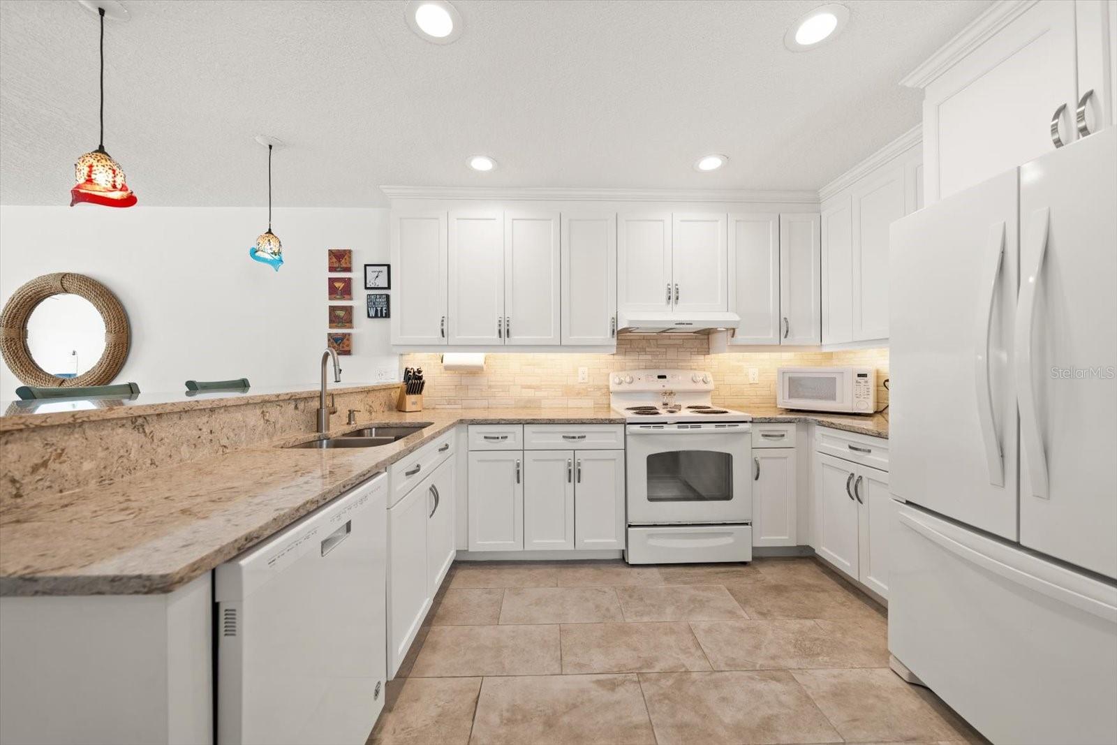 301 Island Way #e Property Photo 5