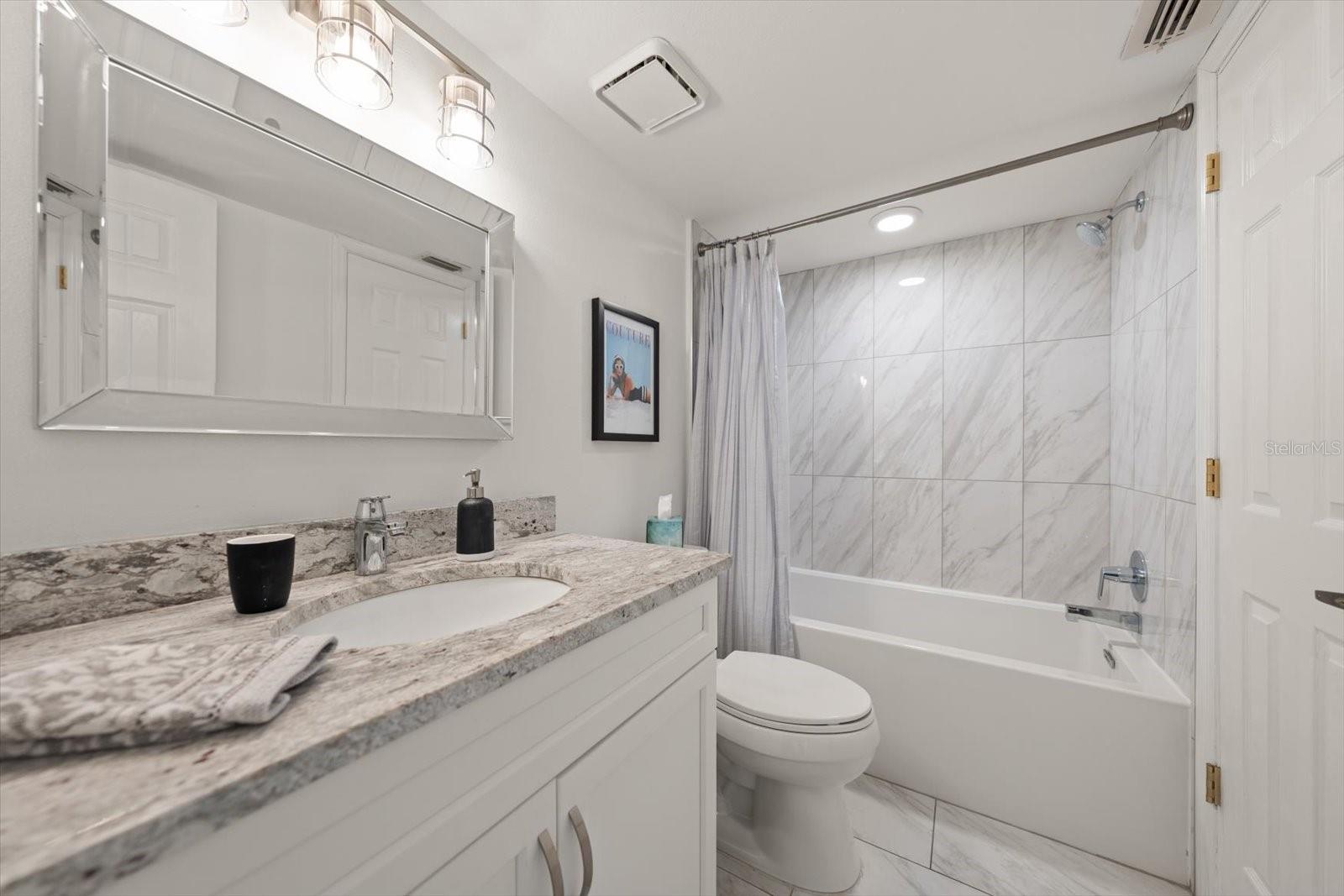 301 Island Way #e Property Photo 7