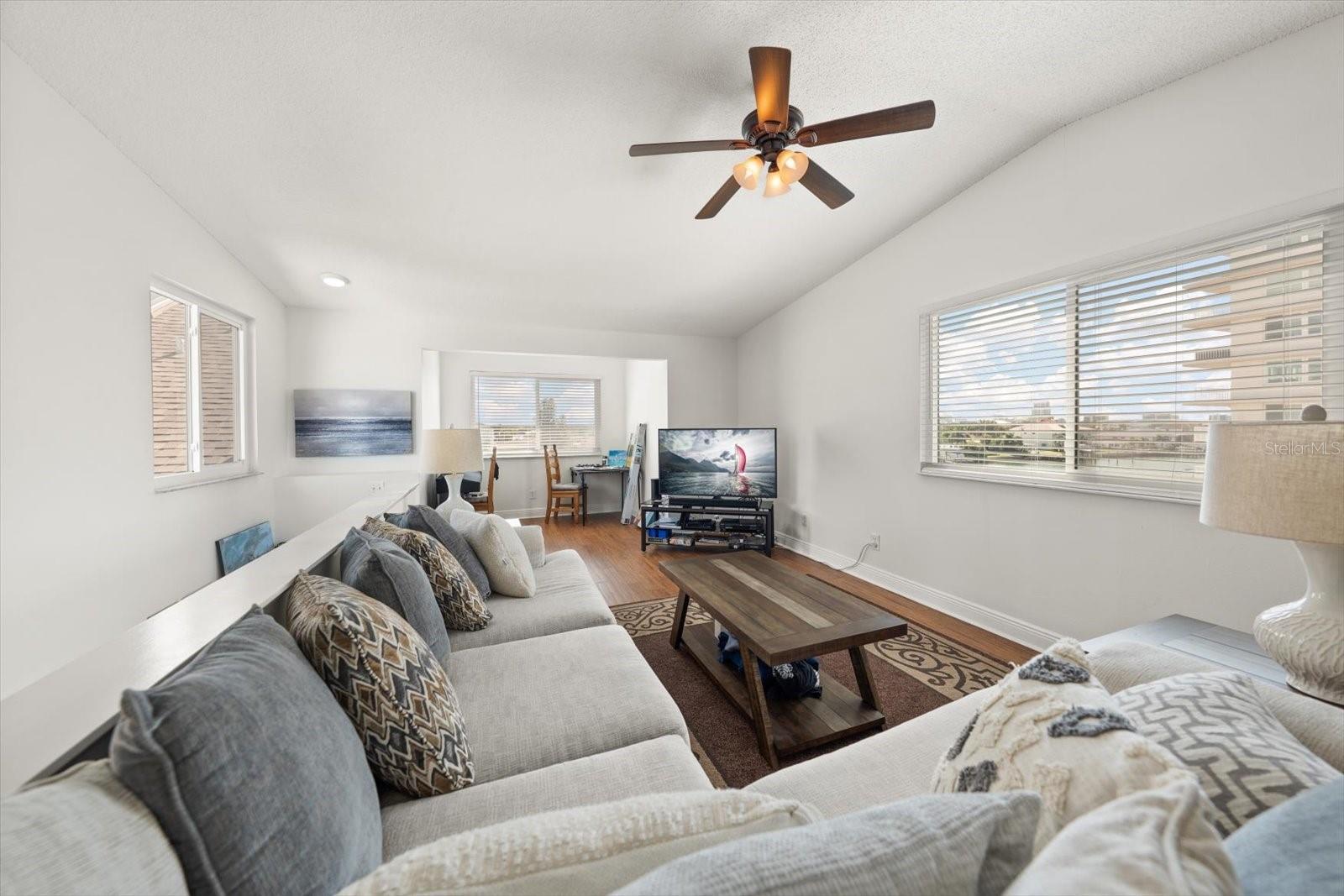 301 Island Way #e Property Photo 8
