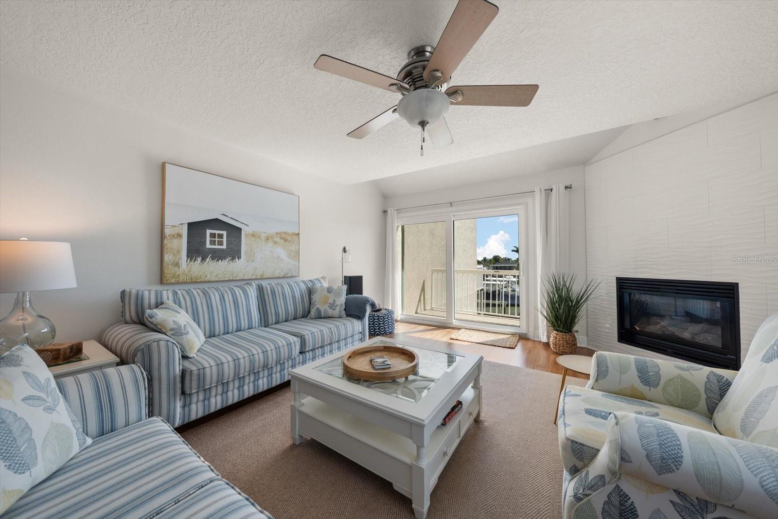 301 Island Way #e Property Photo 14