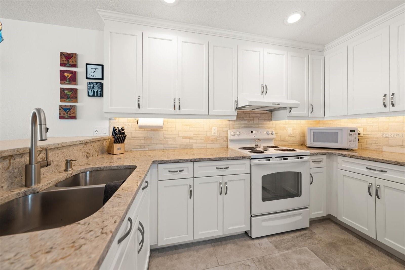 301 Island Way #e Property Photo 19
