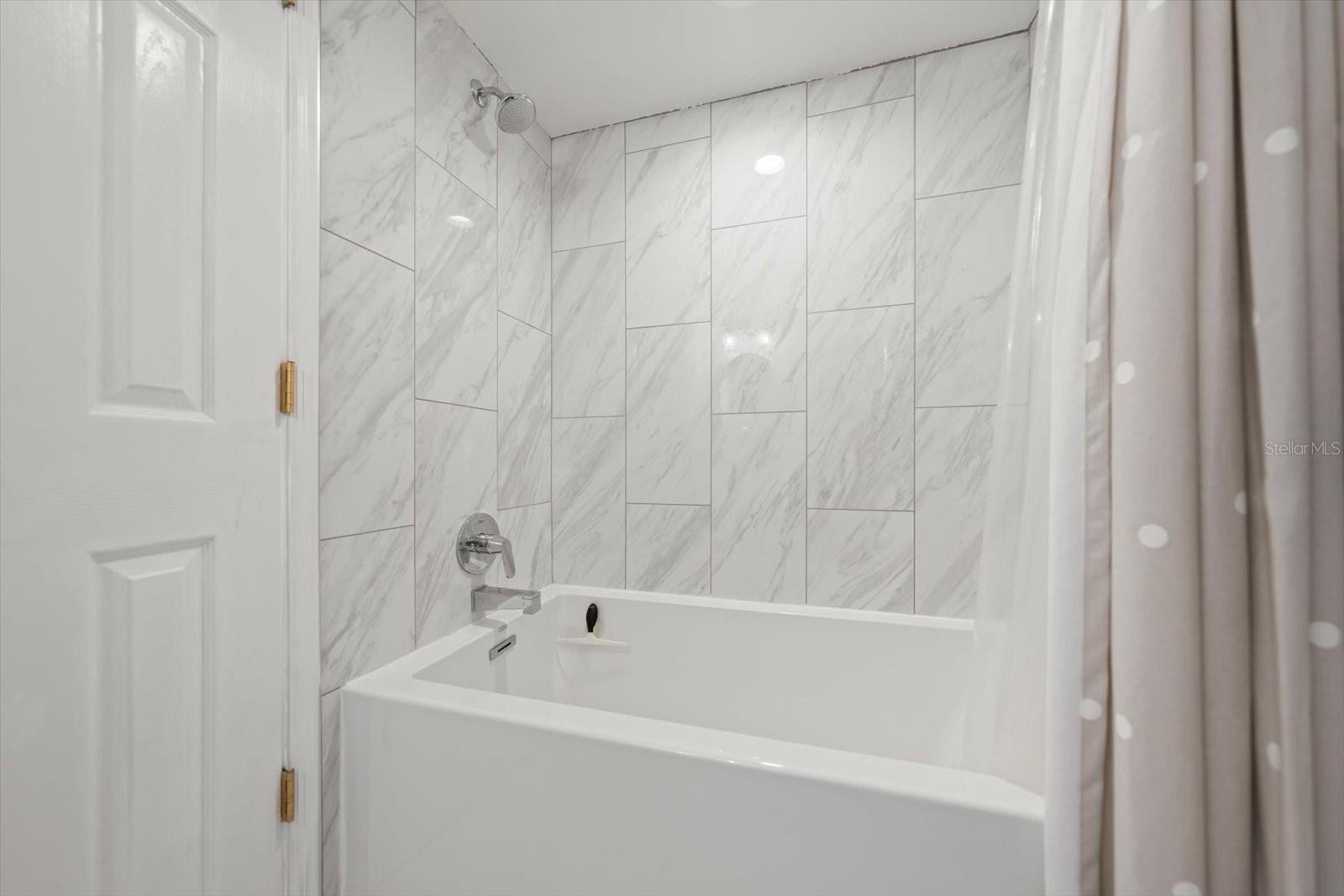 301 Island Way #e Property Photo 24