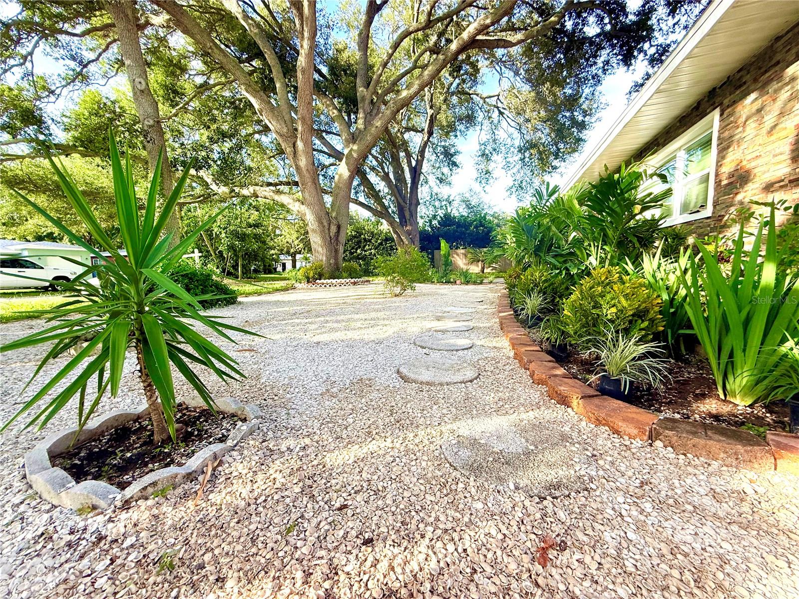 1557 Robinson Dr N Property Photo 3