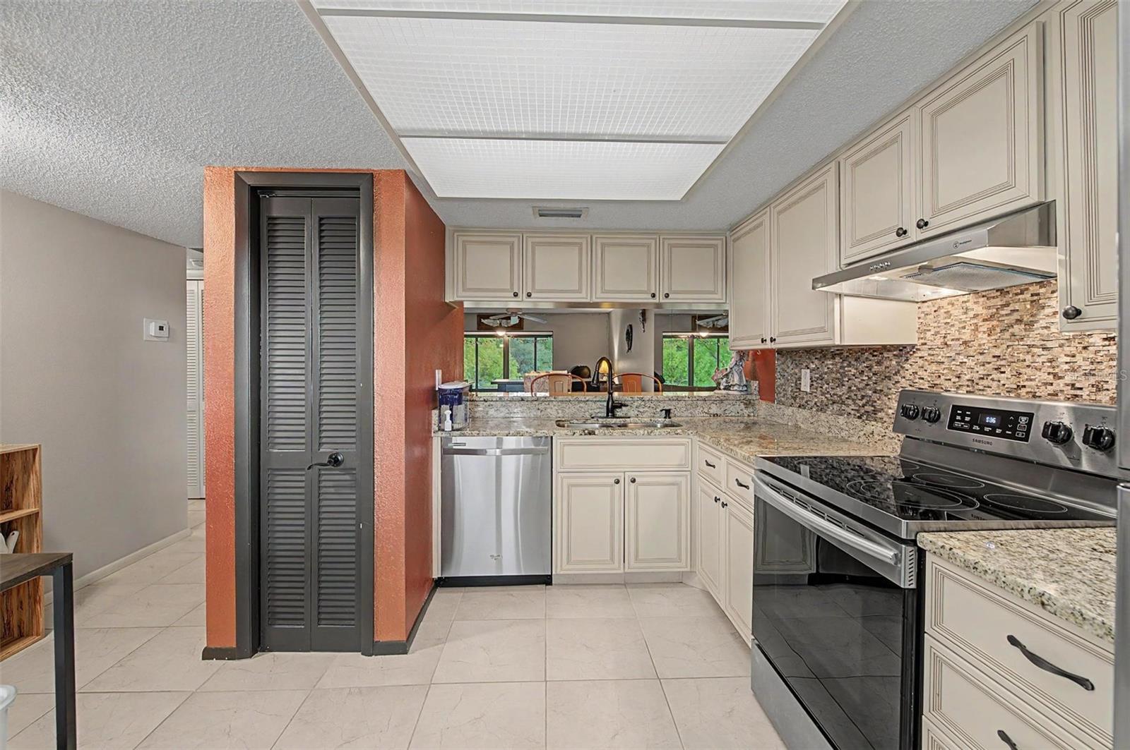 221 Caryl Way #221 Property Photo 3