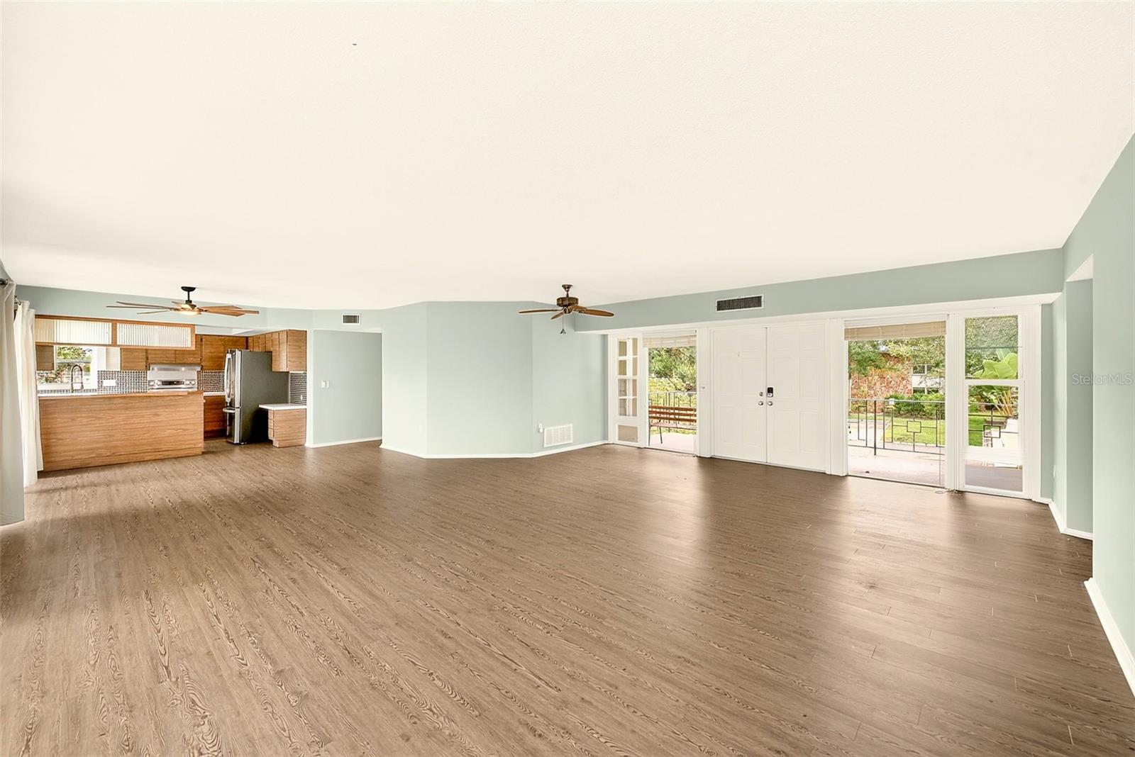 25 Country Club Dr Property Photo 4