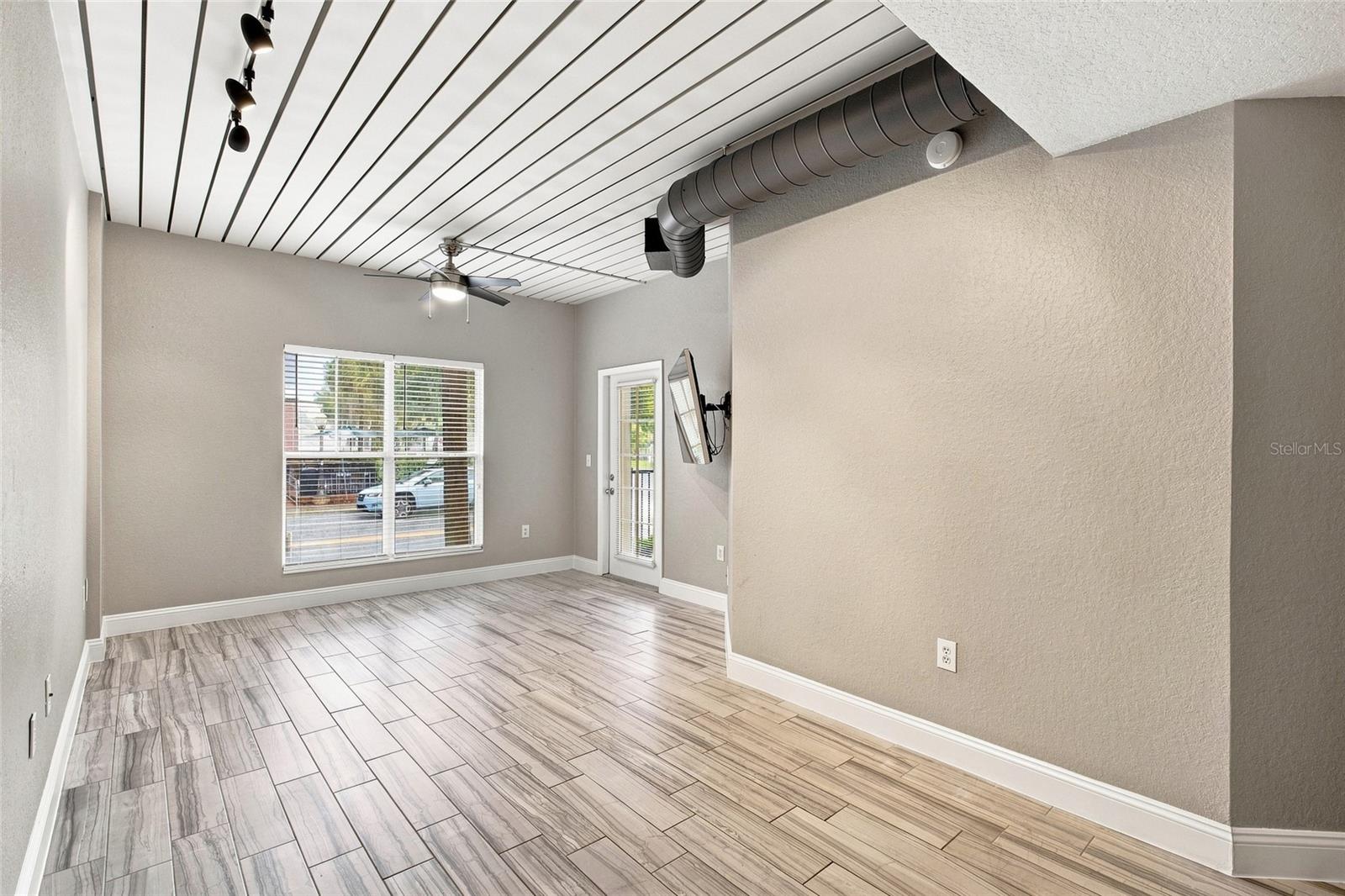 2410 W Azeele St #216 Property Photo 4