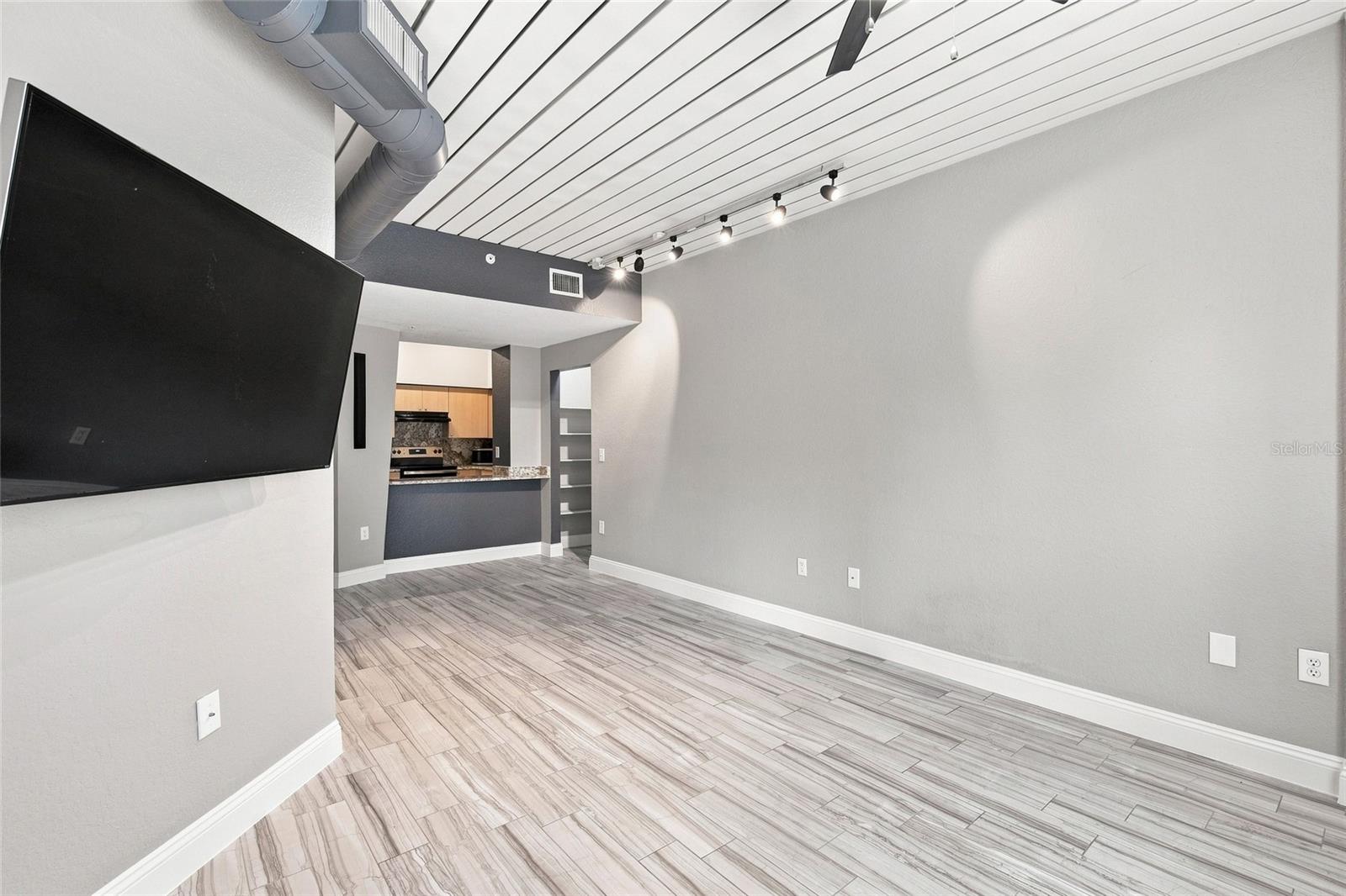 2410 W Azeele St #216 Property Photo 5