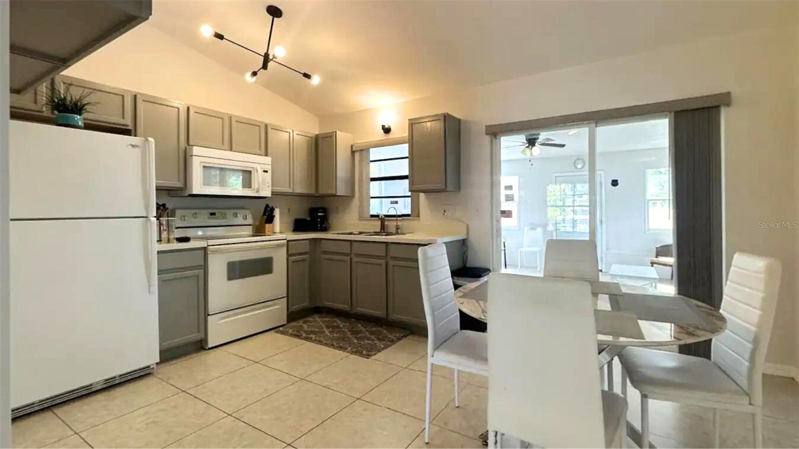 13248 Helm St Property Photo 3