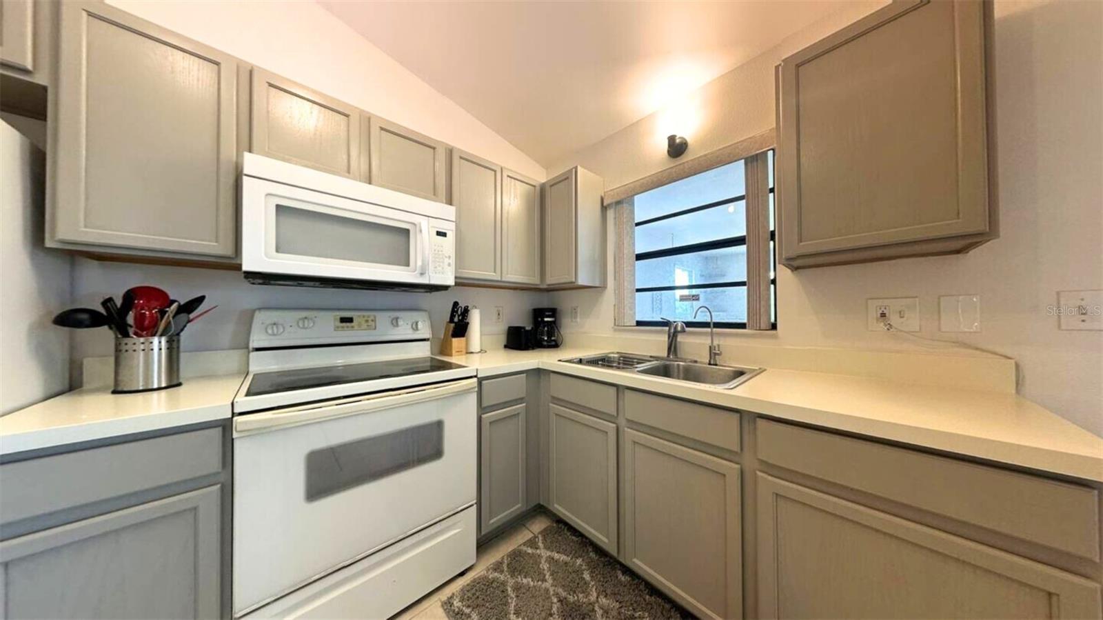13248 Helm St Property Photo 4
