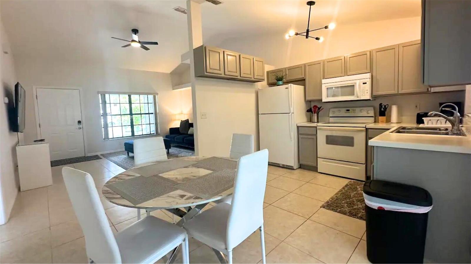 13248 Helm St Property Photo 5