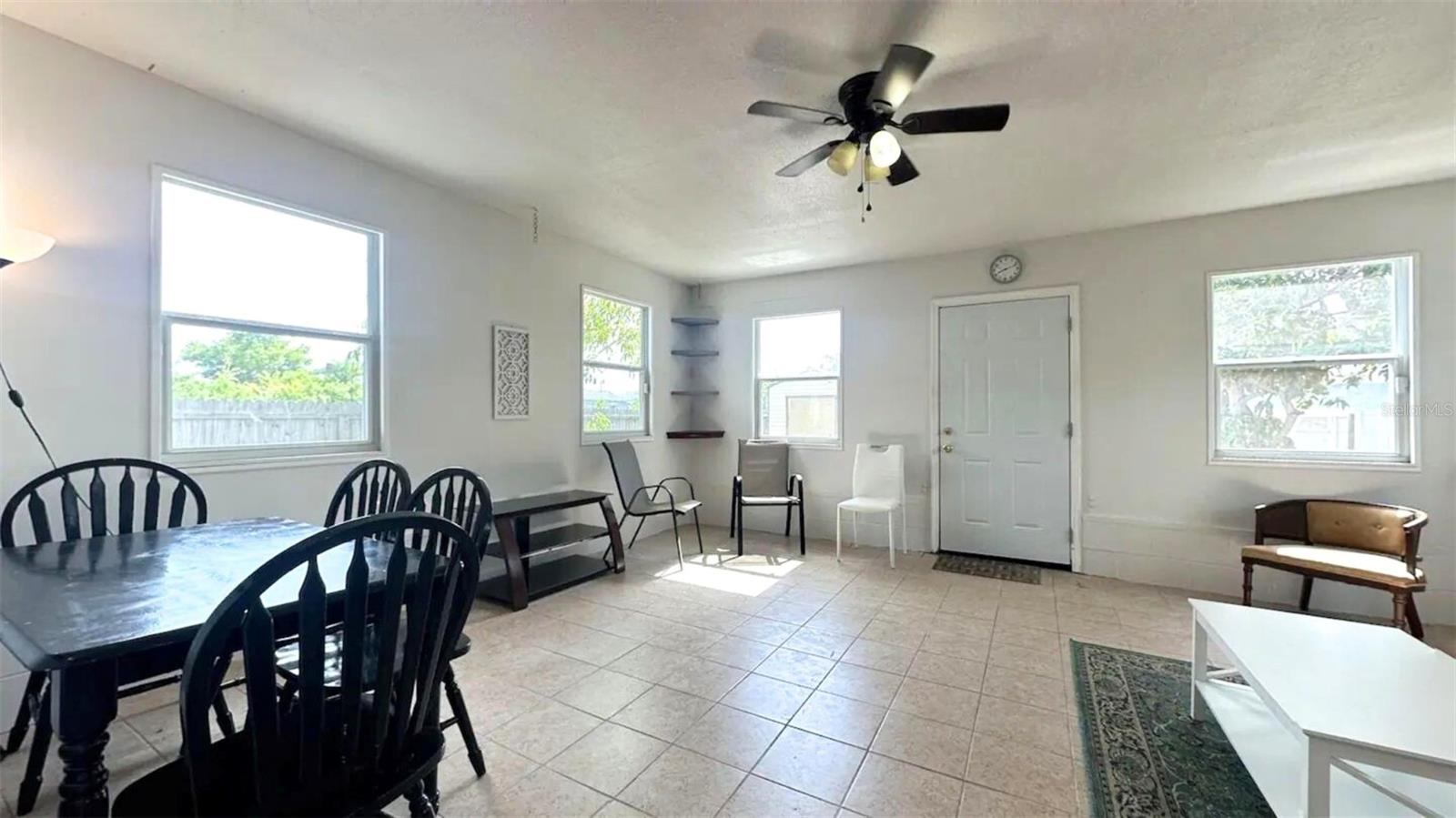 13248 Helm St Property Photo 6