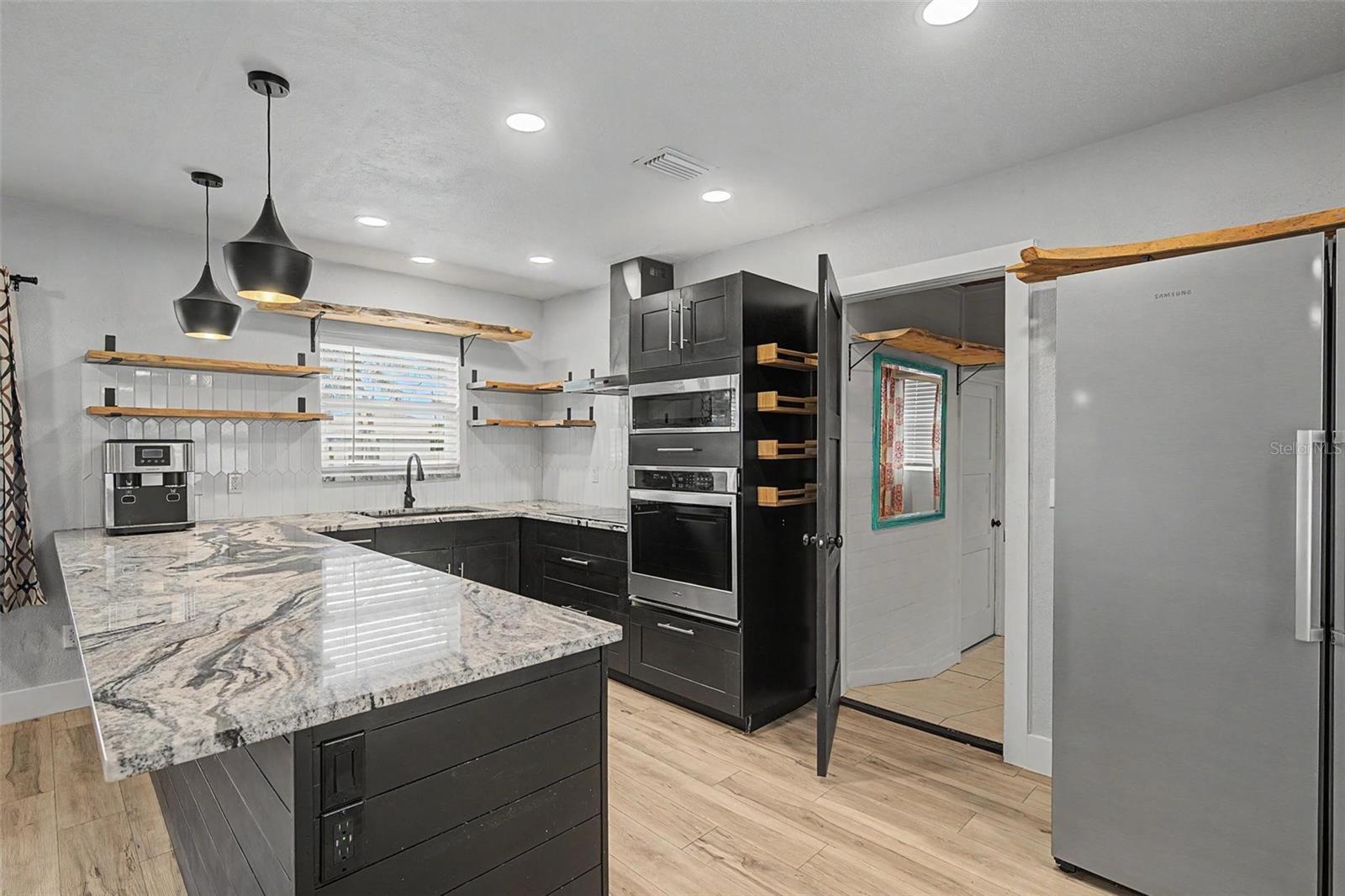 1304 Parkwood St Property Photo 4