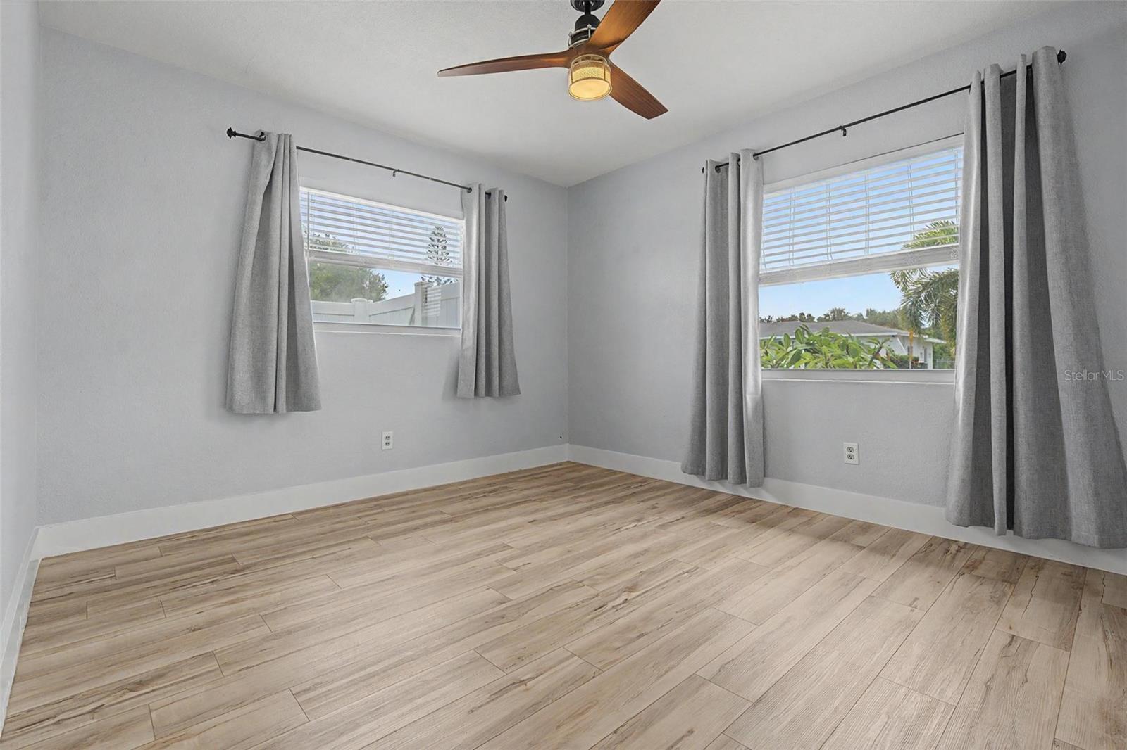 1304 Parkwood St Property Photo 8