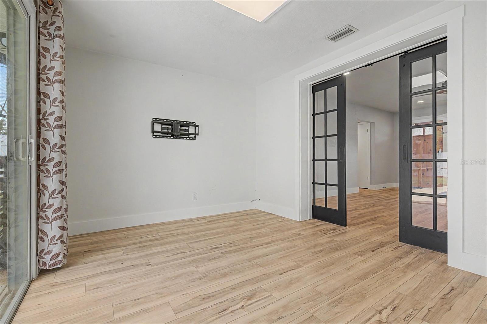 1304 Parkwood St Property Photo 13