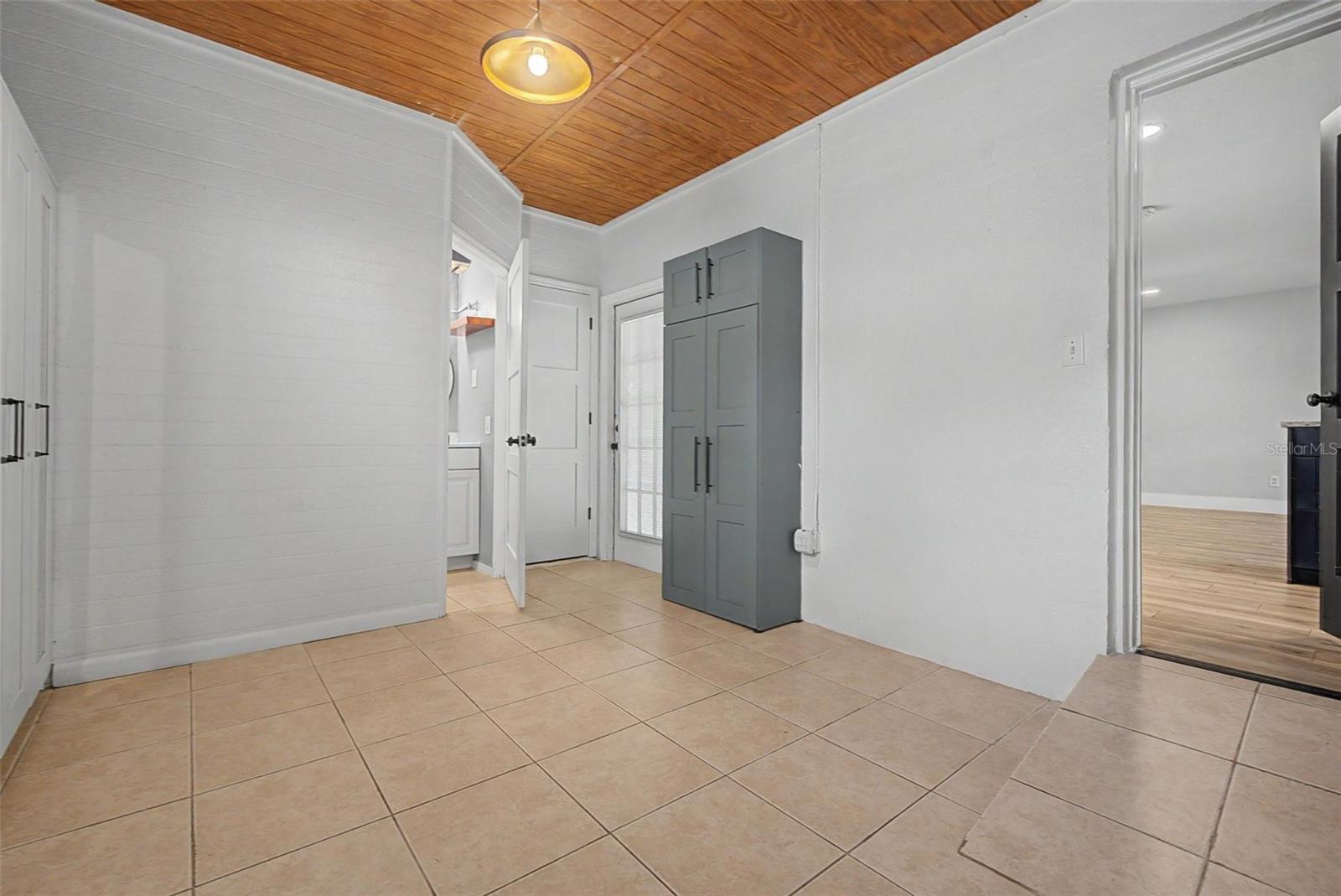 1304 Parkwood St Property Photo 14