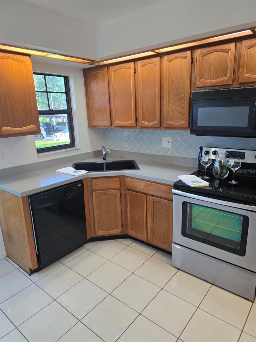 2668 Bentley Dr Property Photo 4