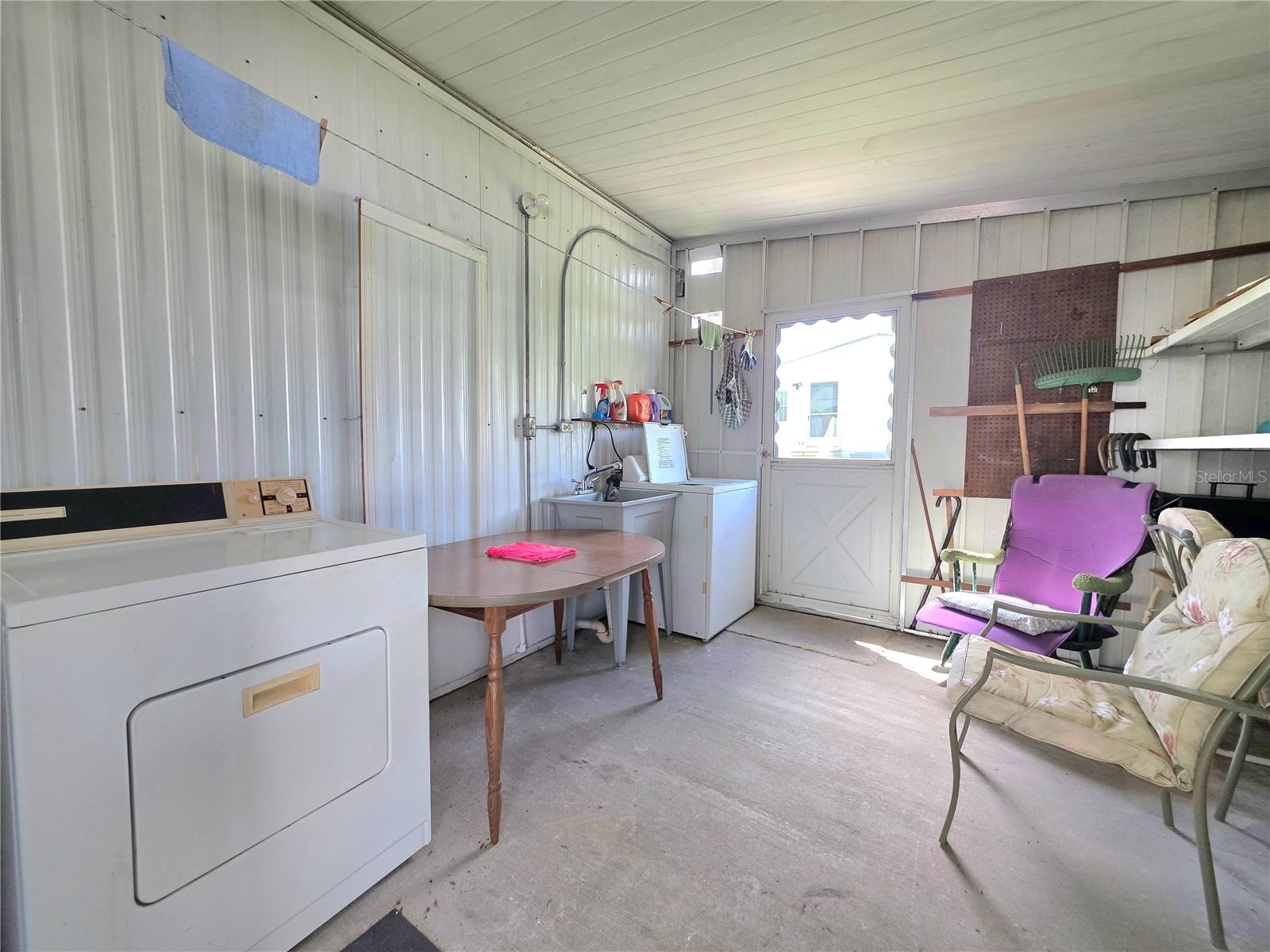 37048 Lois Ave Property Photo 4