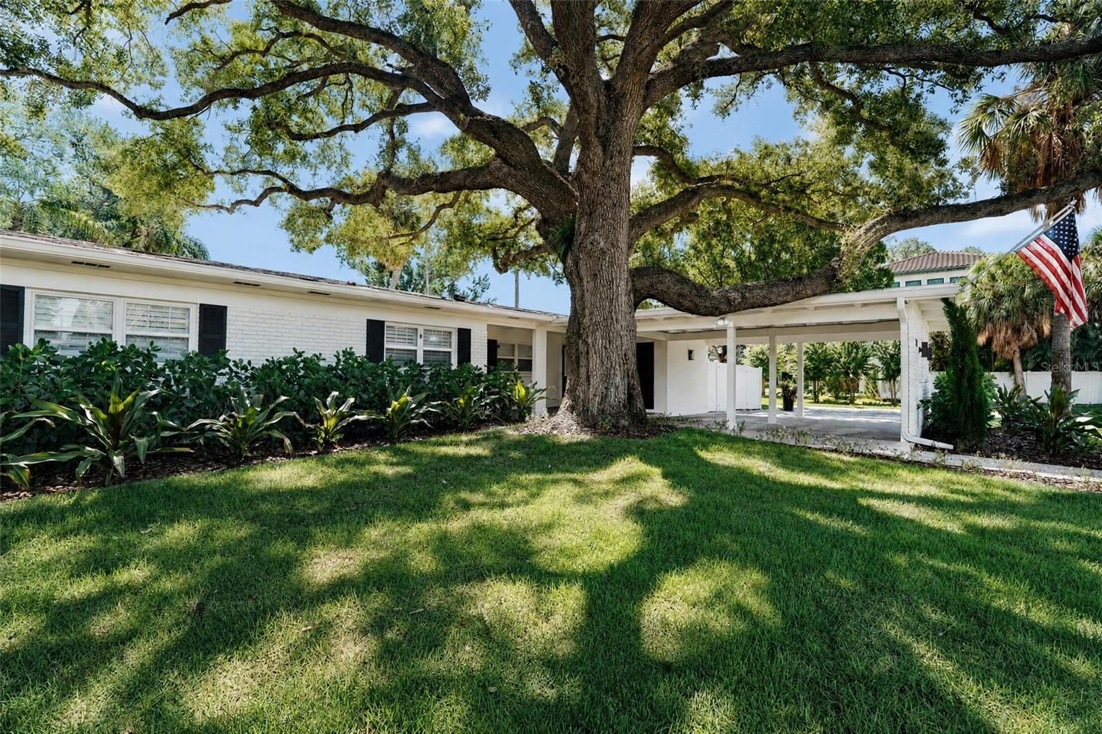 214 S Treasure Dr Property Photo 4