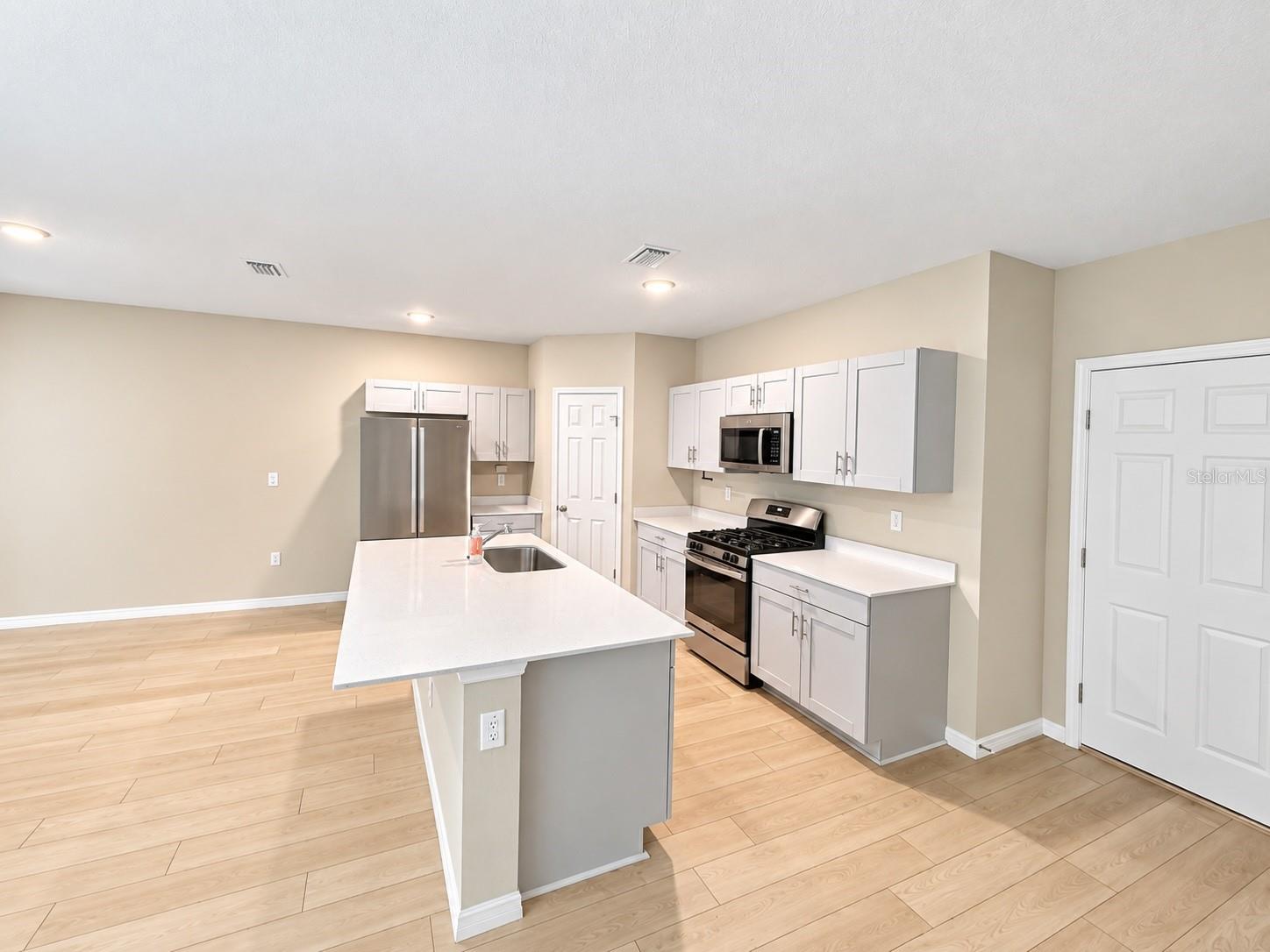 5548 Summer Sunset Dr Property Photo 6