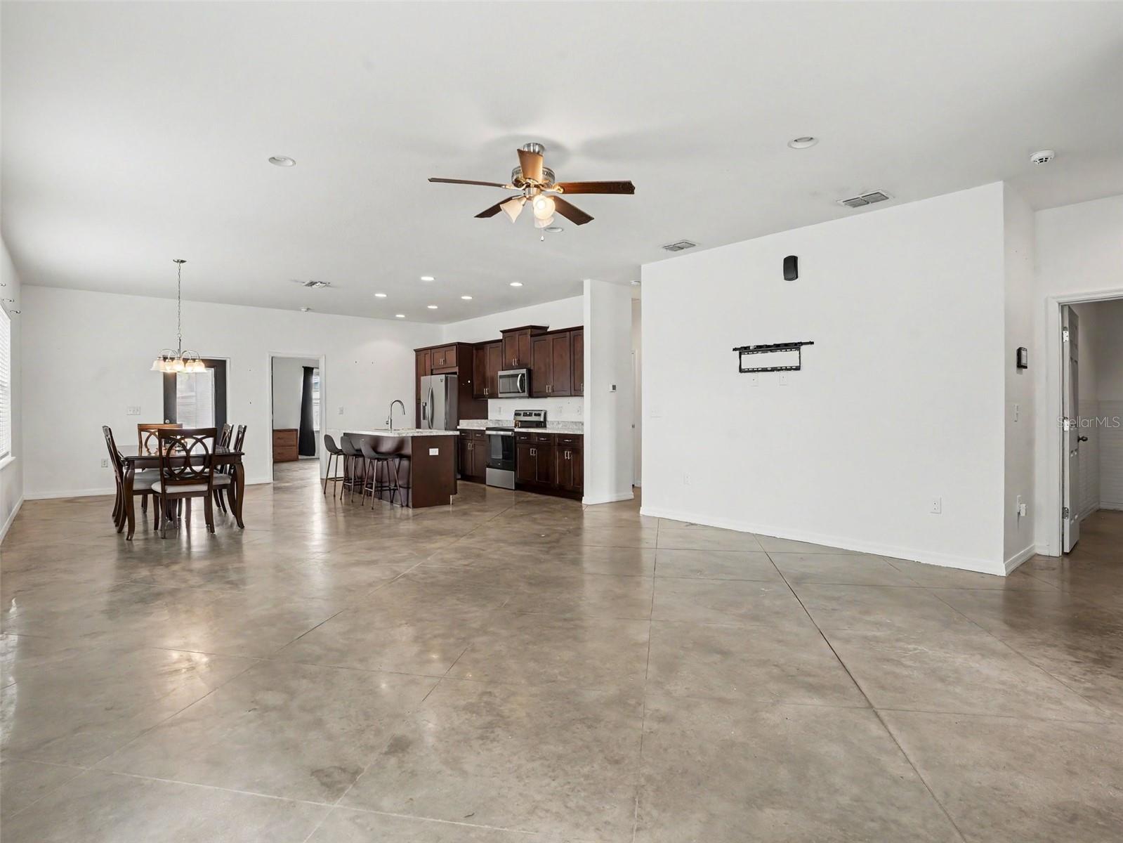 477 Kensington View Dr Property Photo 9