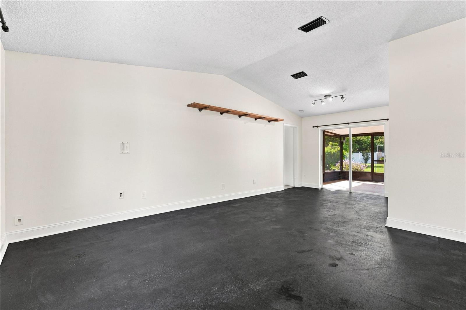 11219 Fiddlewood Dr Property Photo 5