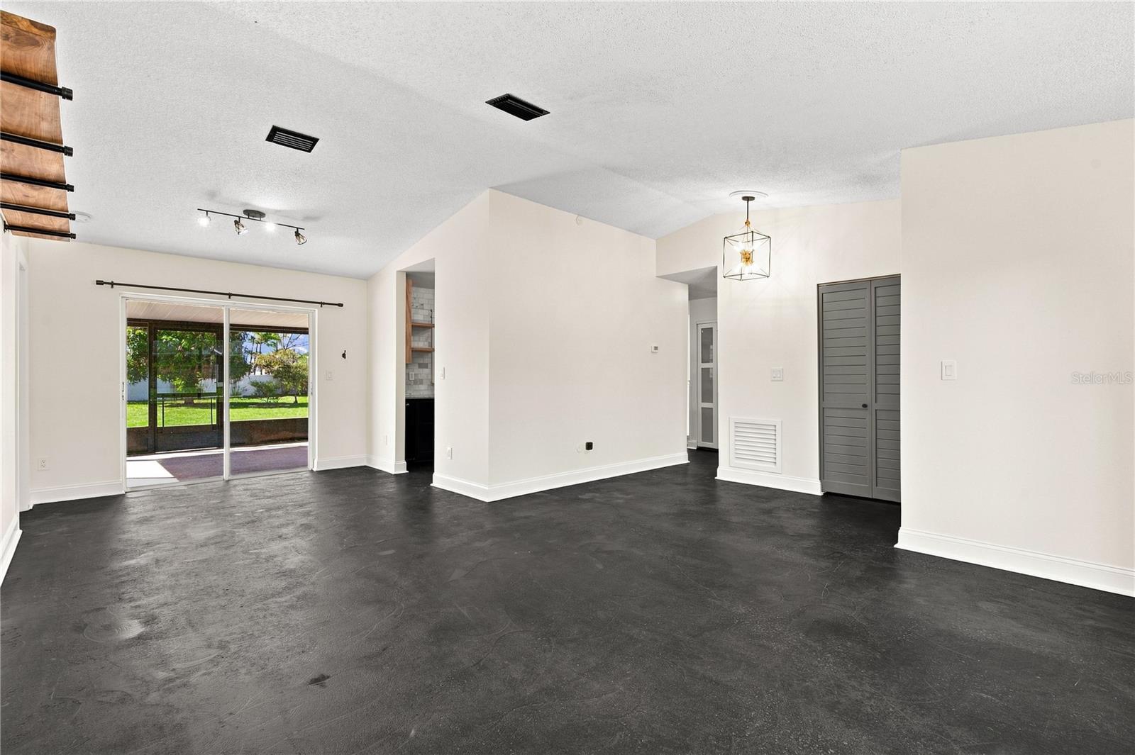 11219 Fiddlewood Dr Property Photo 7