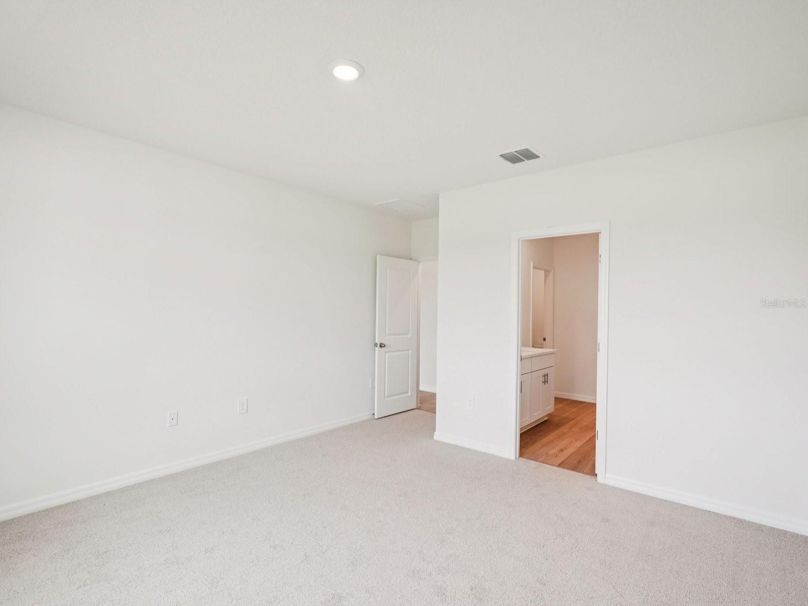 121 Sycamore Fold St Property Photo 4