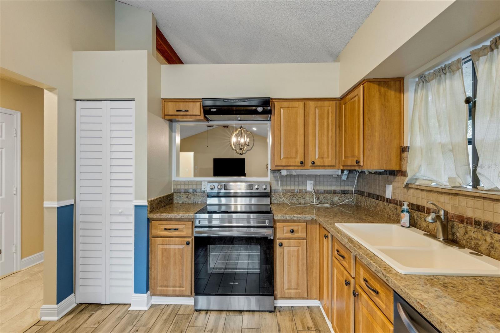 1889 Springwood Cir N Property Photo 12