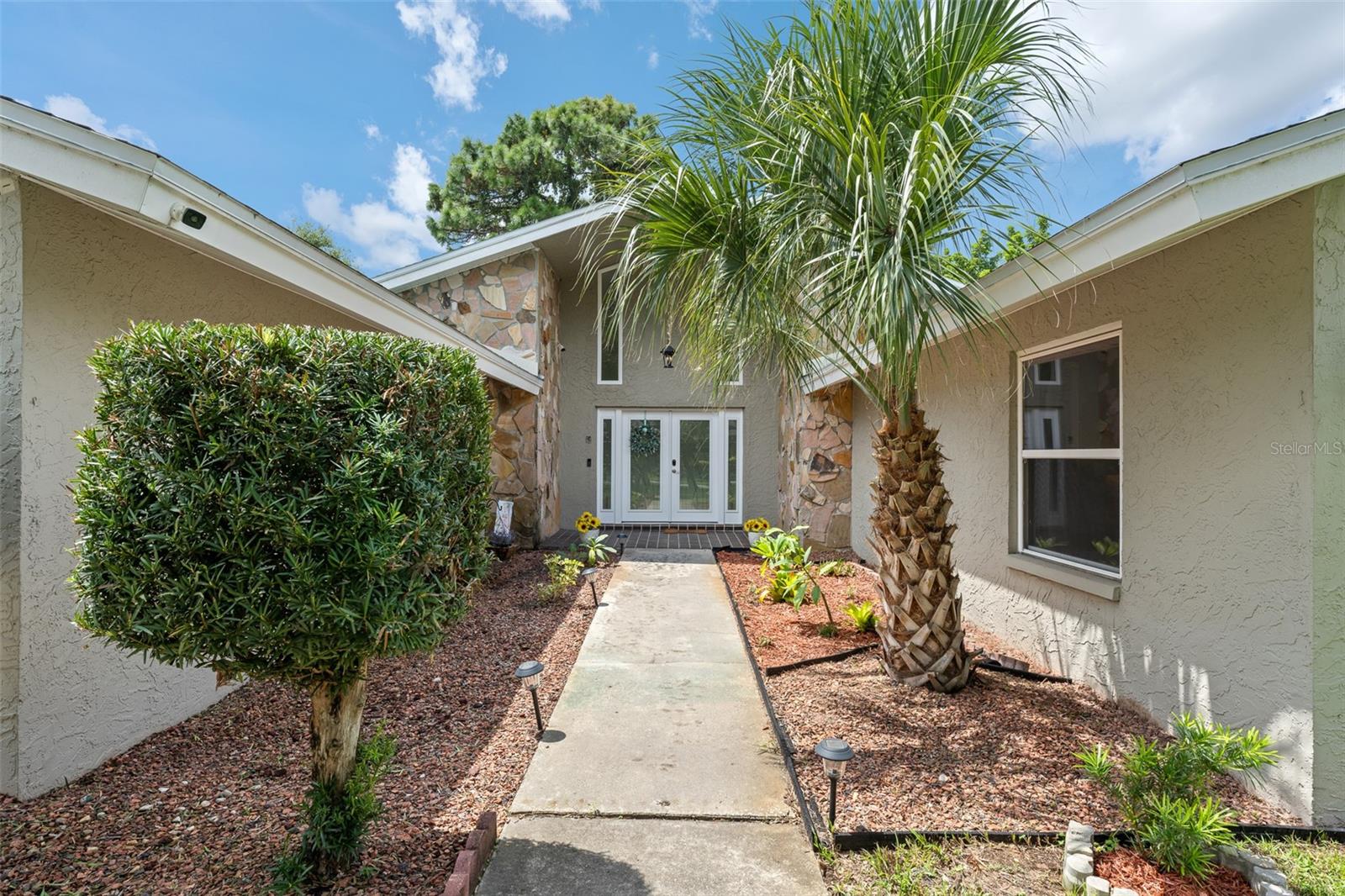 425 Wayfarer Ct Property Photo 3