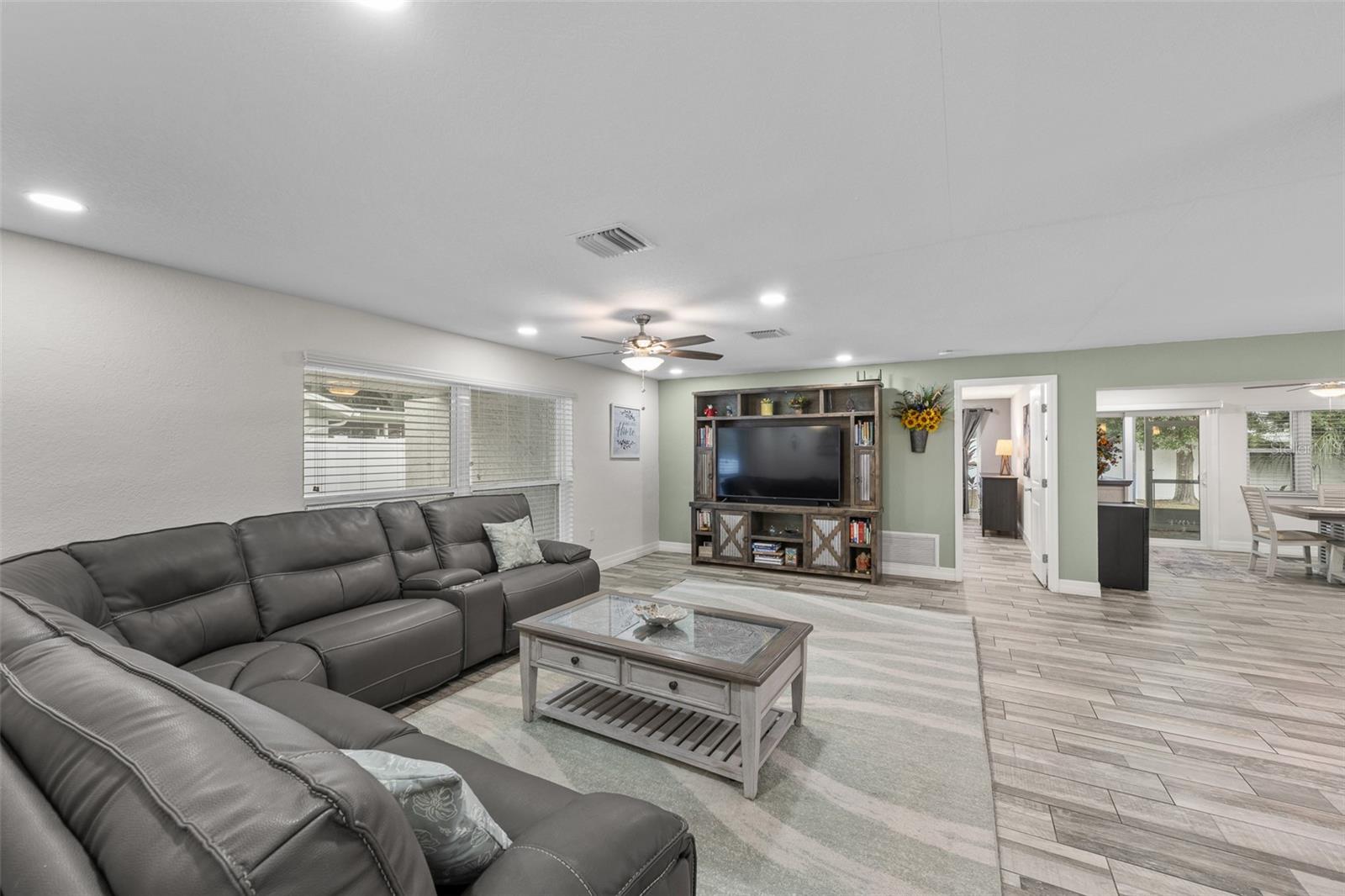425 Wayfarer Ct Property Photo 6