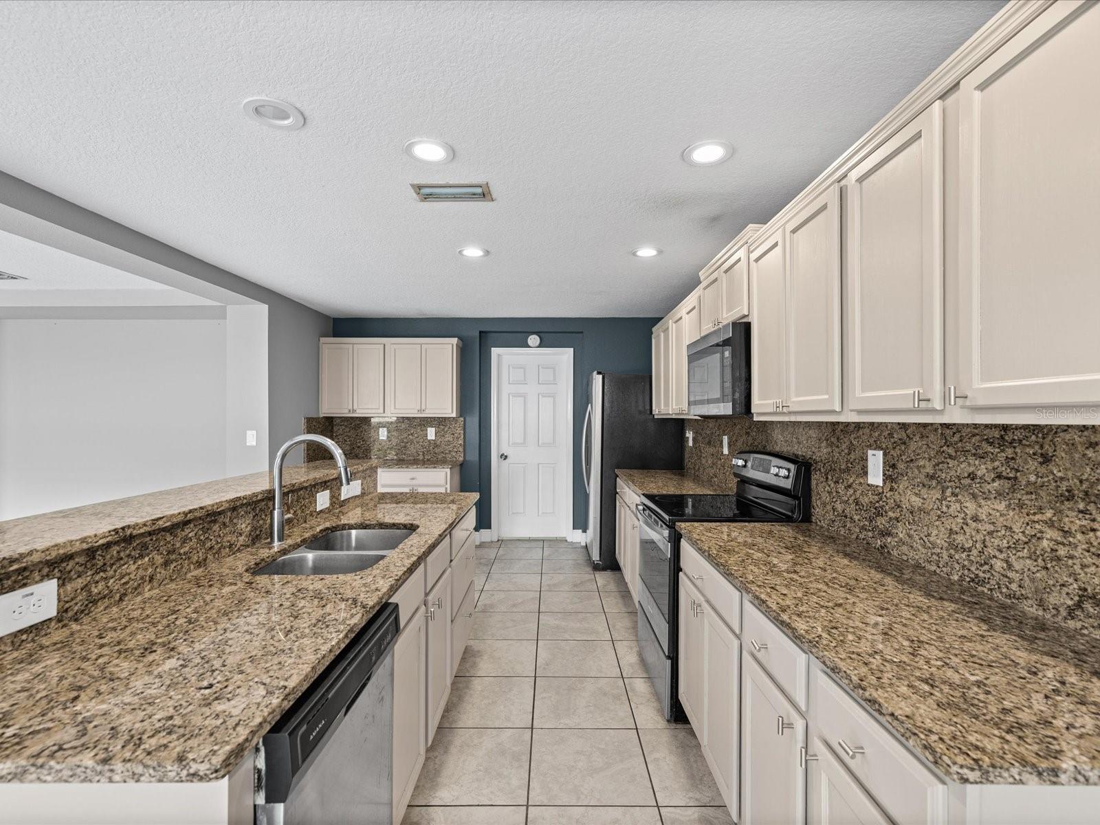 7335 Bridgeview Dr Property Photo 3